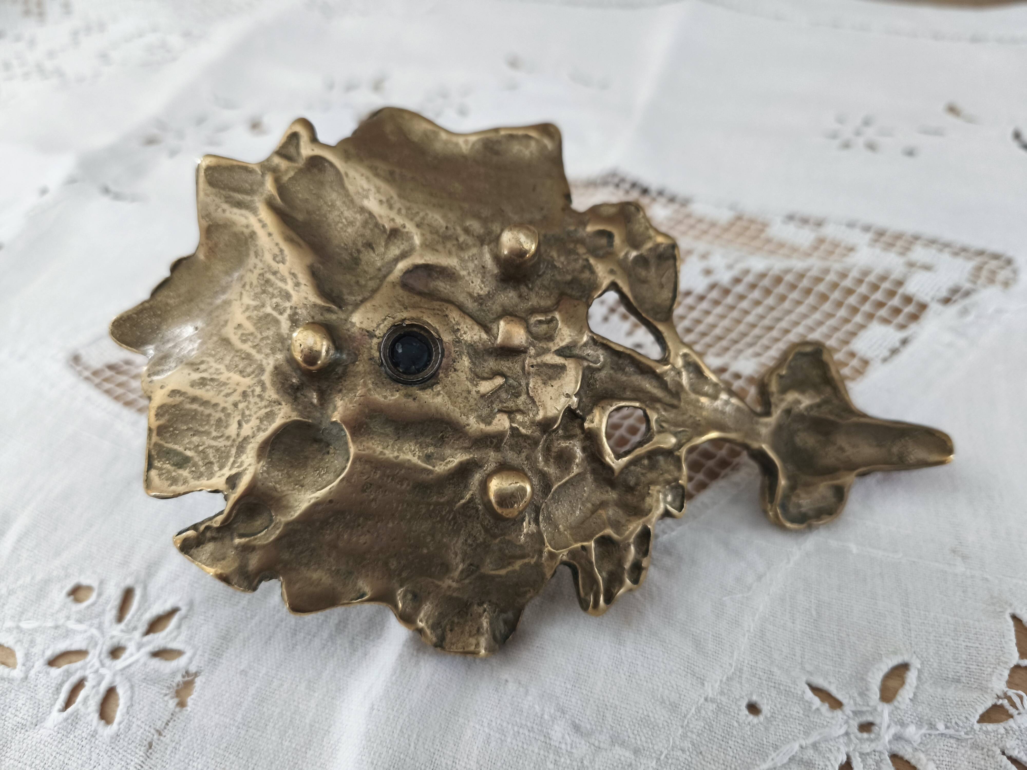 Hand-held candle holder called "cellar rat" in brass with vine leaf decoration