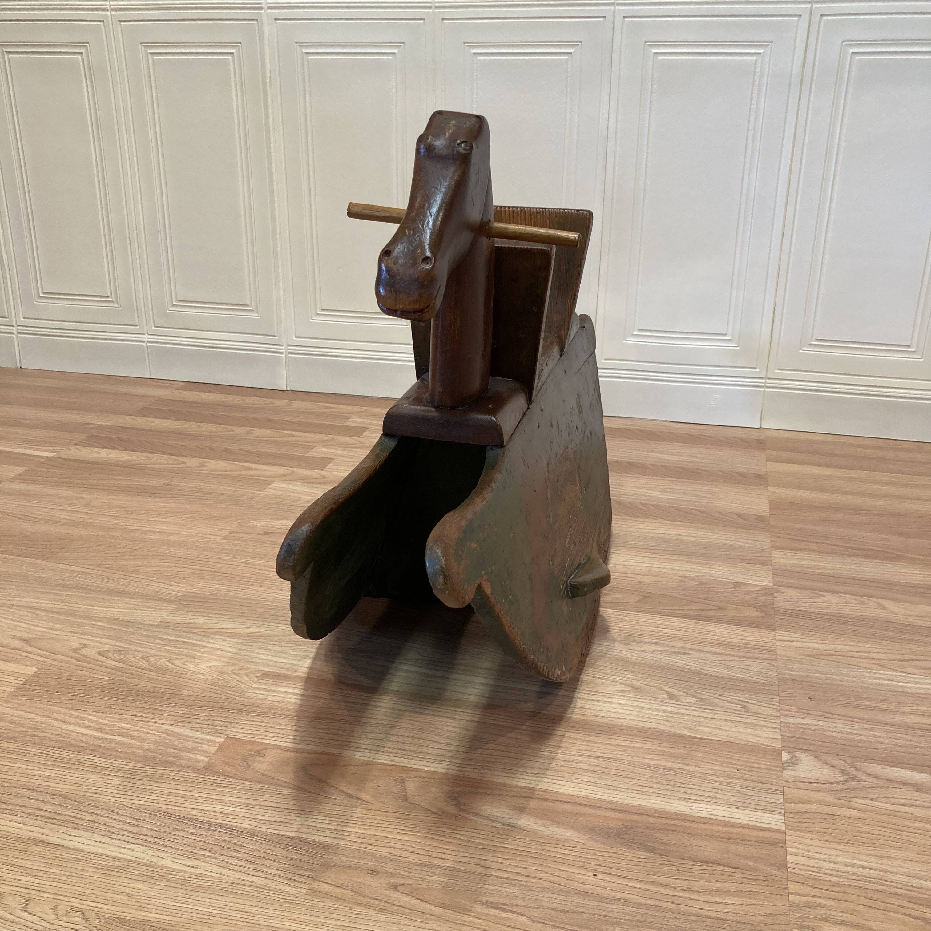 Cheval à bascule en bois 1950.