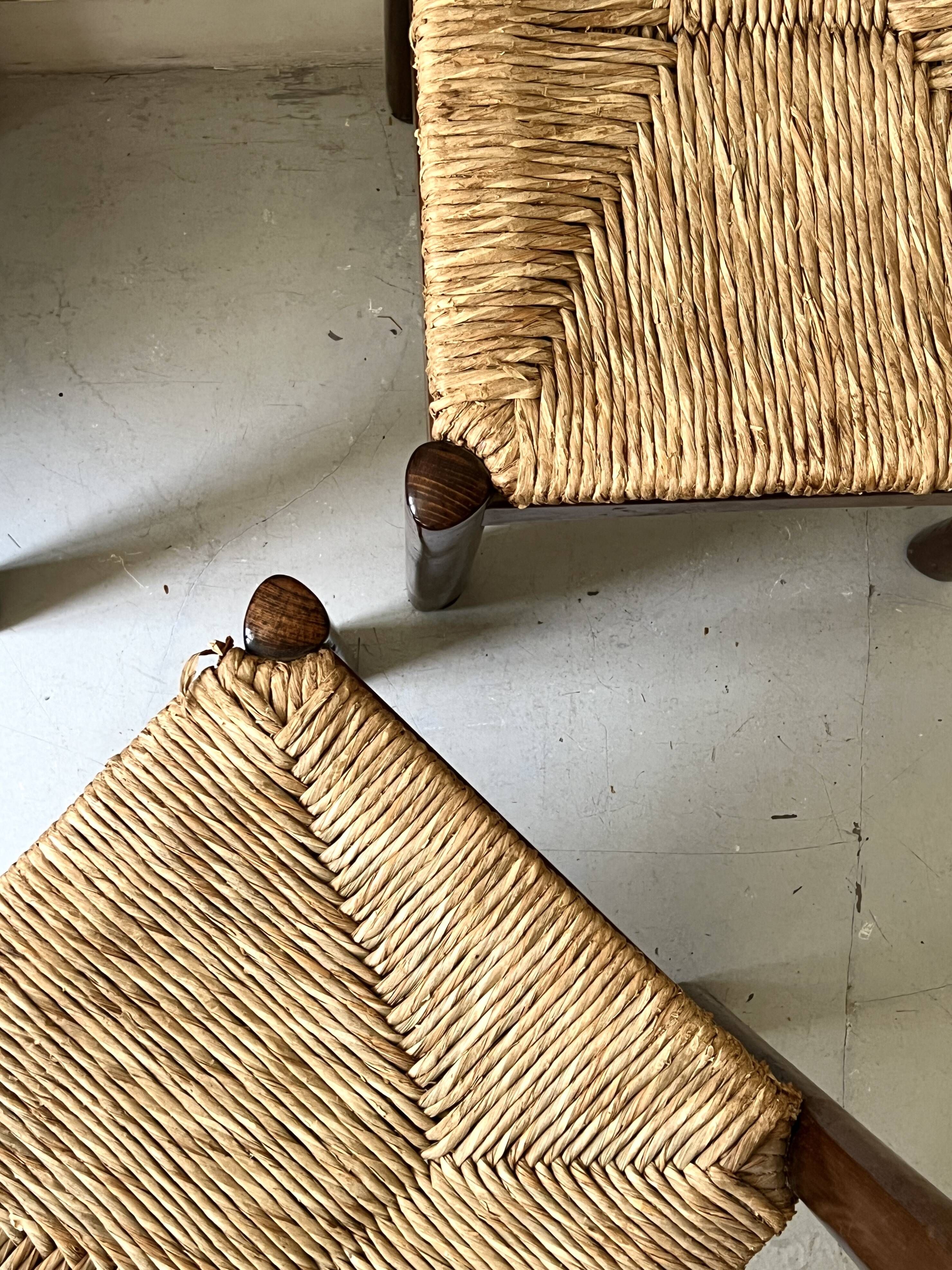 Lot of 4 modernist chairs in solid wood, leather and straw, Italy 1970.