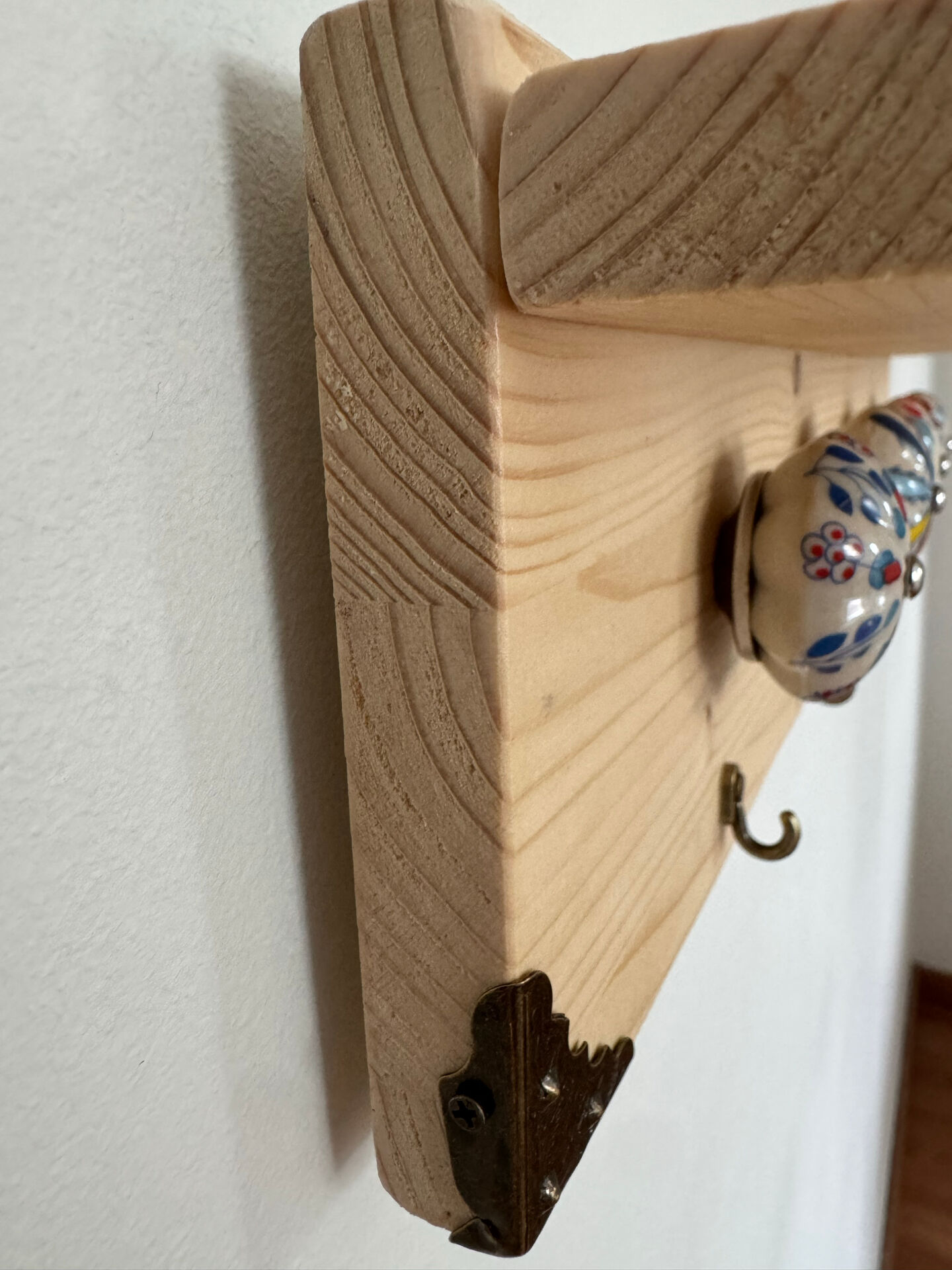 Wall-mounted key holder wooden shelf