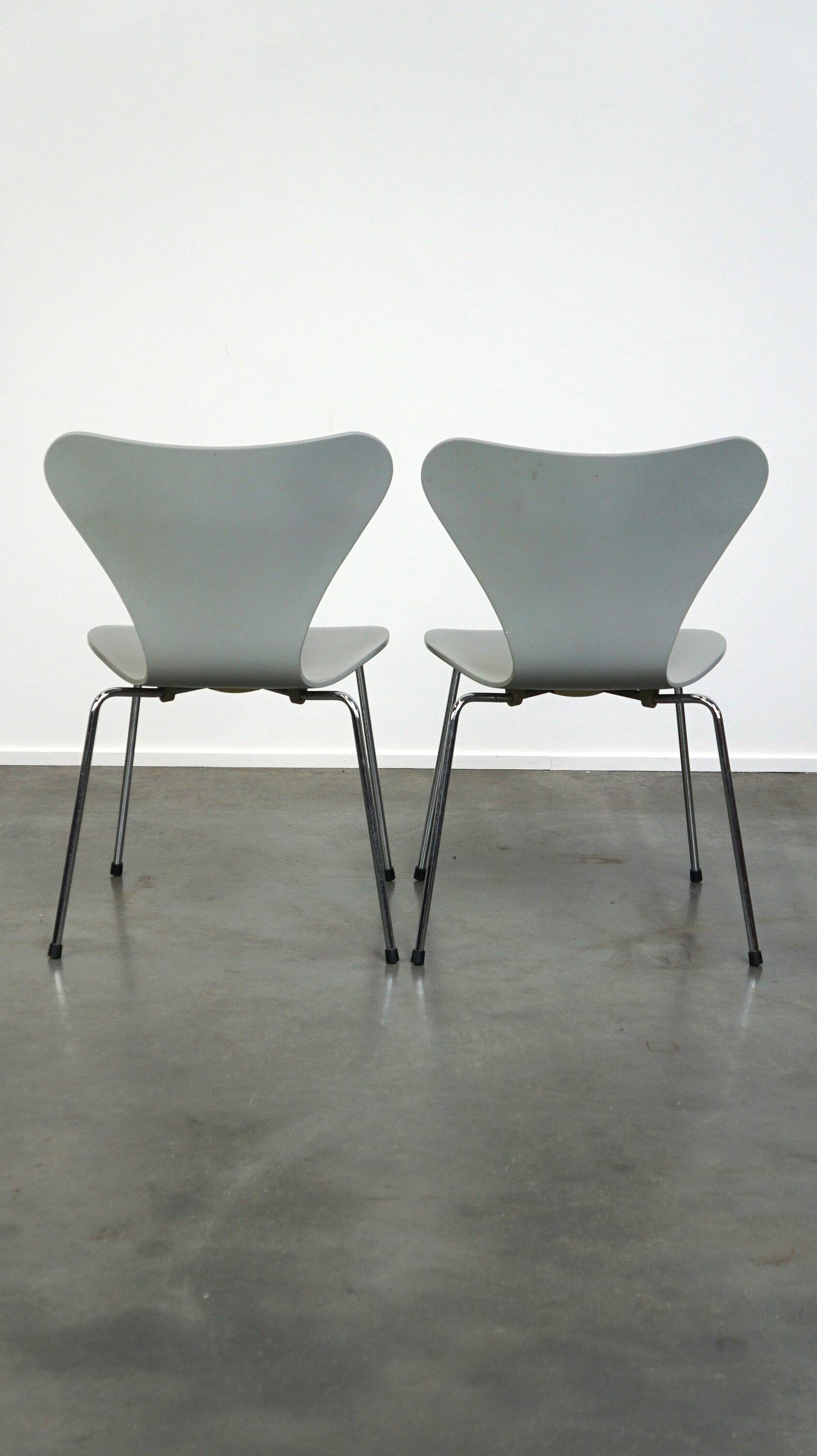 Set of 4 original grey Fritz Hansen butterfly chairs from 1984 Danish design