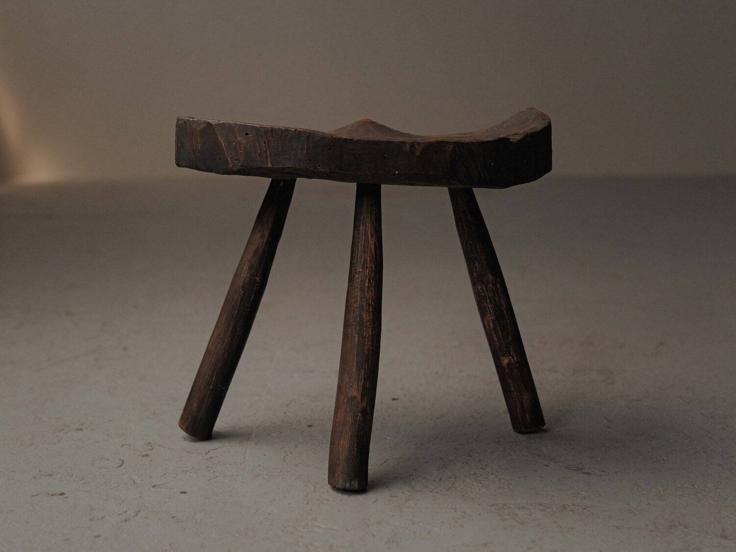 Milking stool in solid wood, Folk art, Cévennes, around 1900