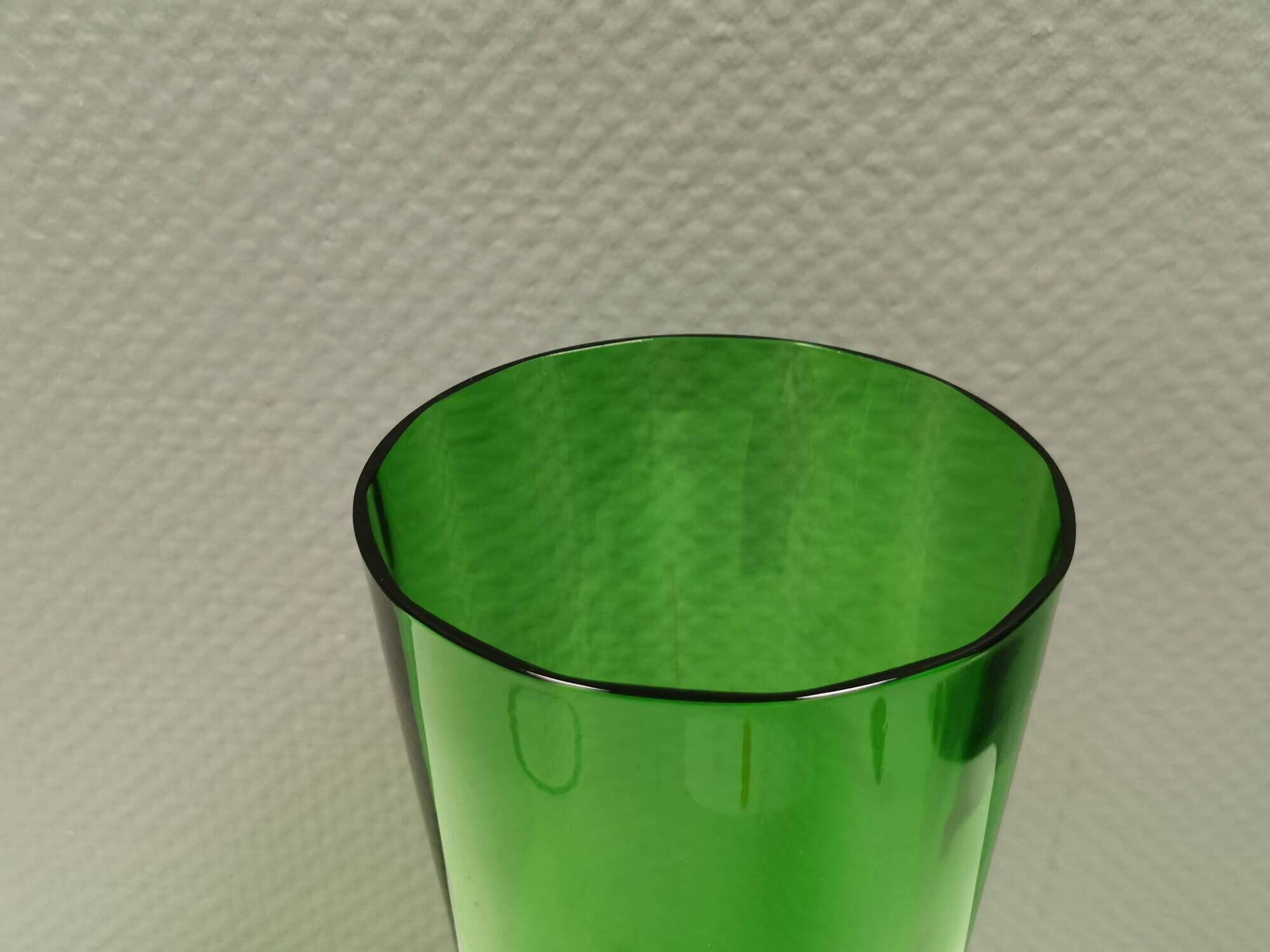 Large vintage vase in green glass.
