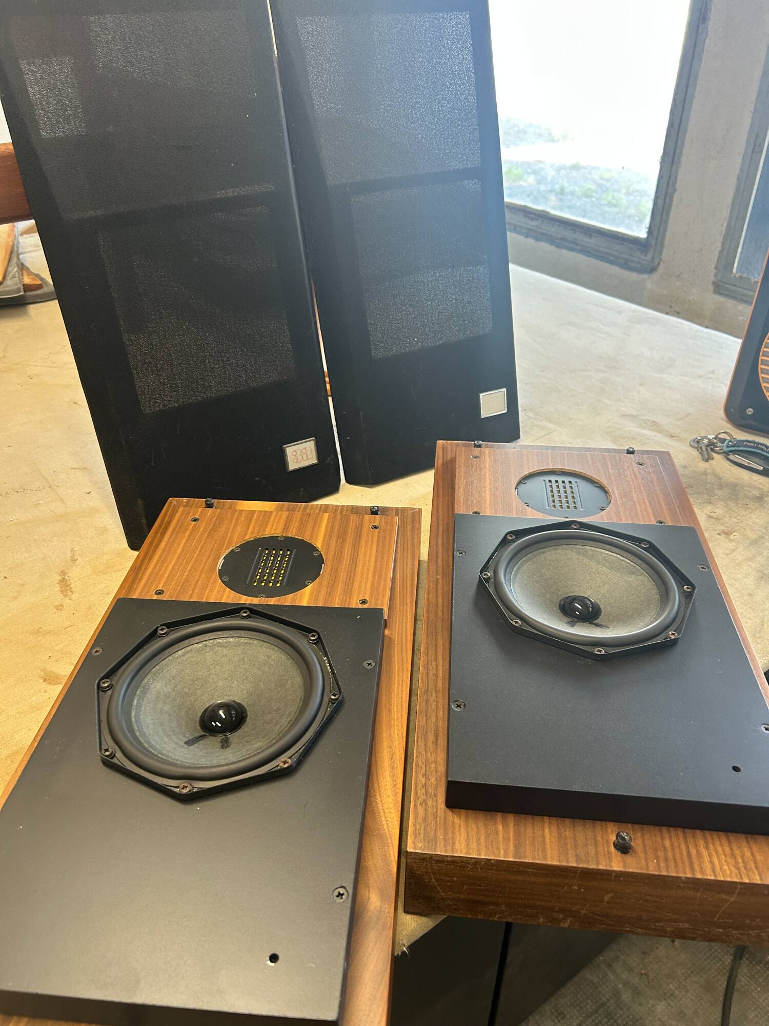 Triphonic coffee table • TR800 3A and its 2 speakers