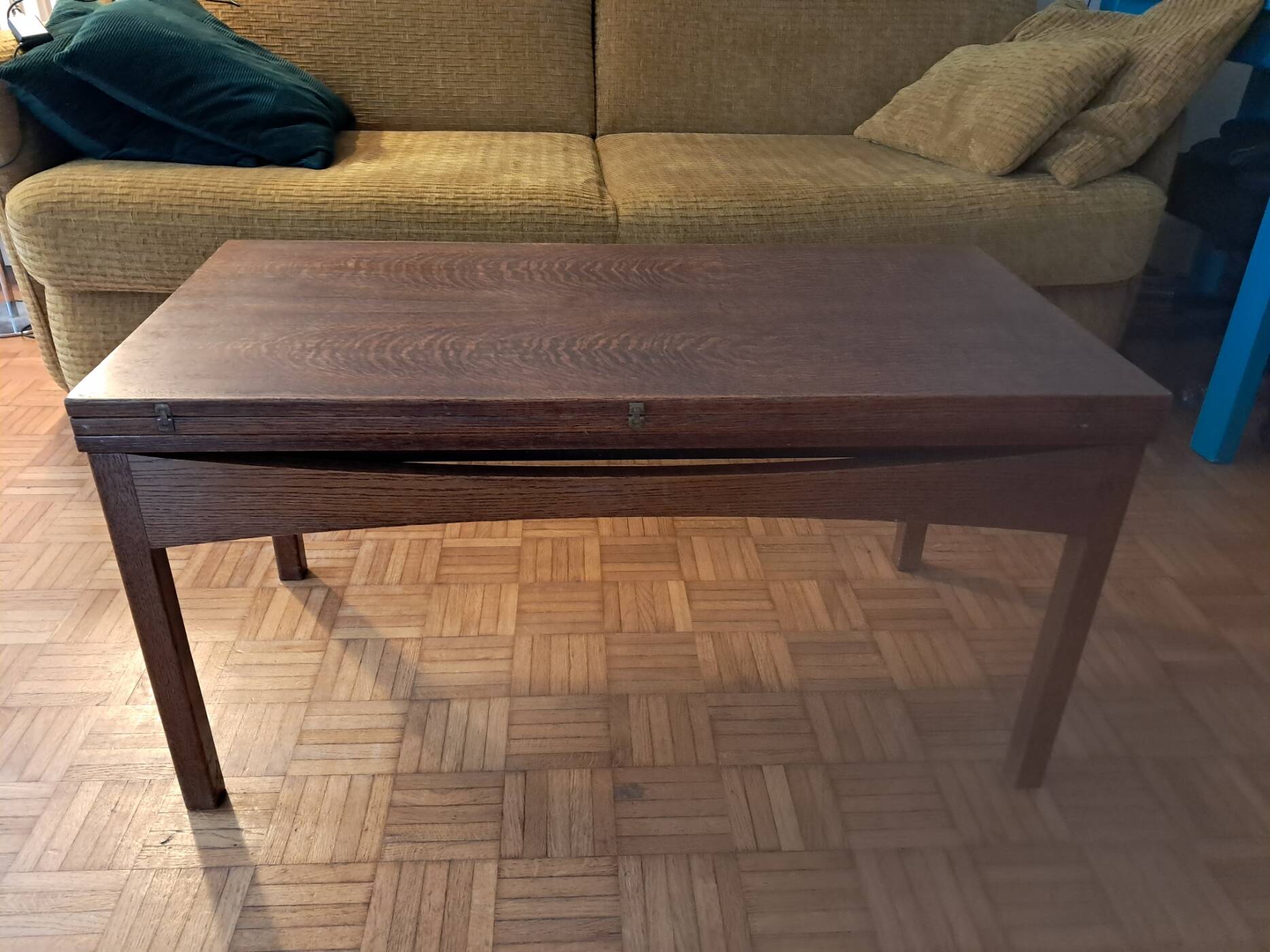 Vintage lift-top coffee table in solid oak – 1950s/60s