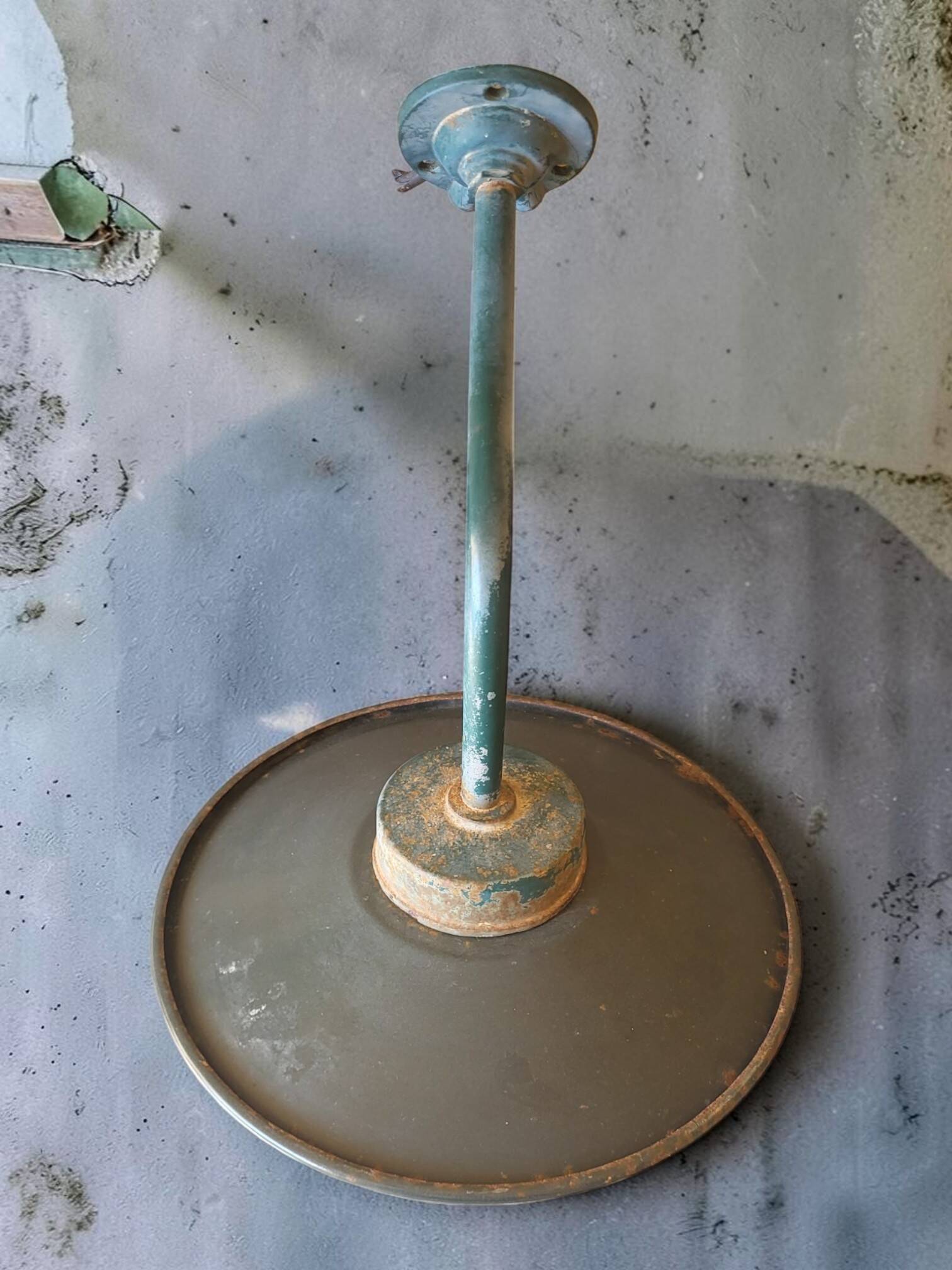 Outdoor industrial wall light