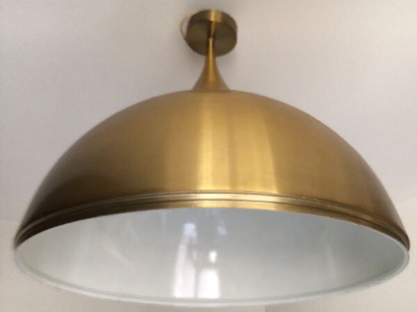 Suspension space age en forme de goutte