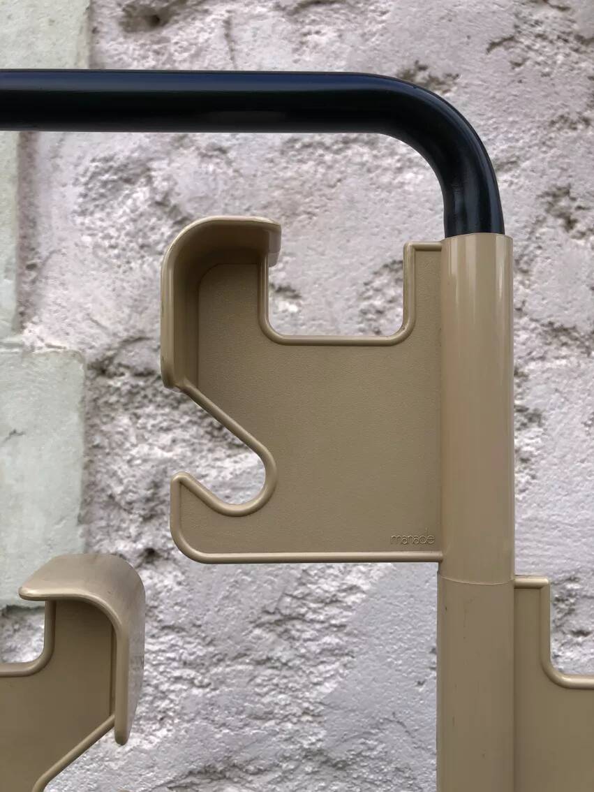 Porte-manteau beige et noir Manade de Jean-Pierre Vitrac