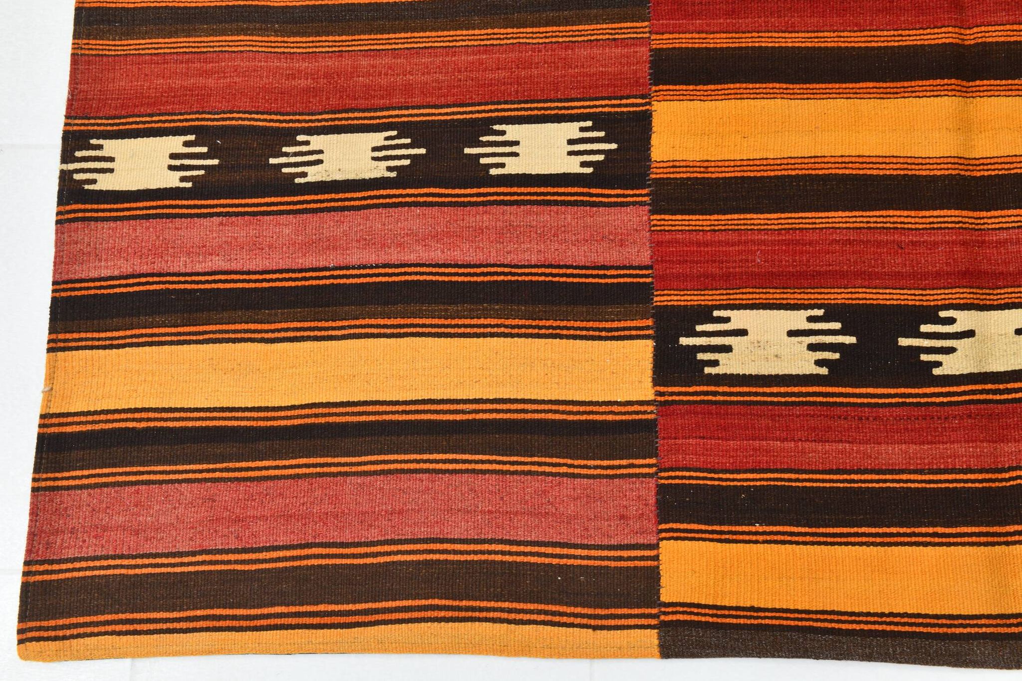 Tapis kilim ethnique turc rouge et orange, 173 x 225 cm