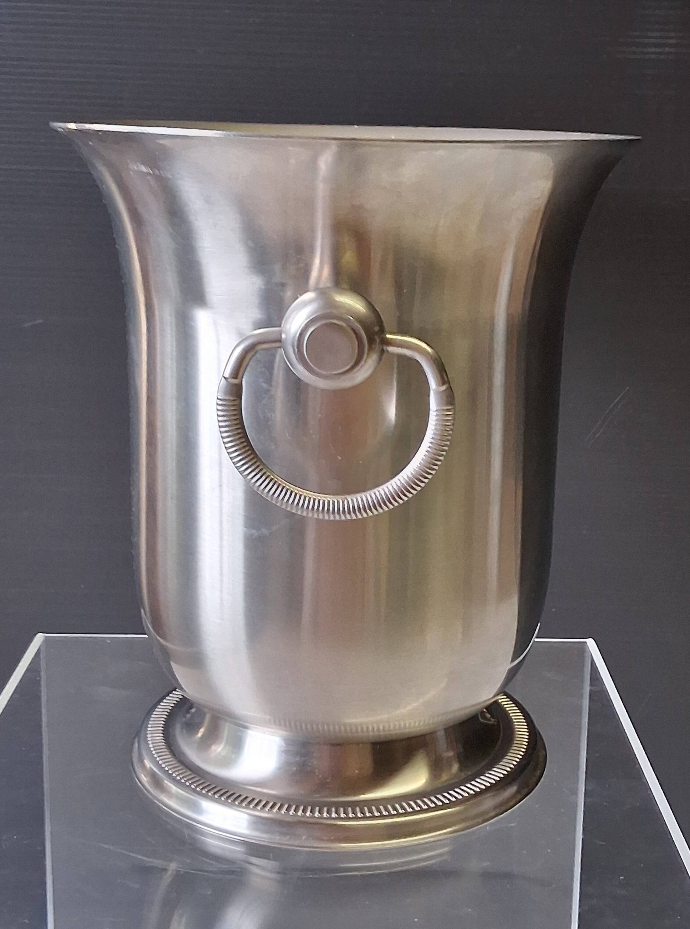Very nice 18/10 stainless steel champagne bucket from Jean Couzon in very good condition.