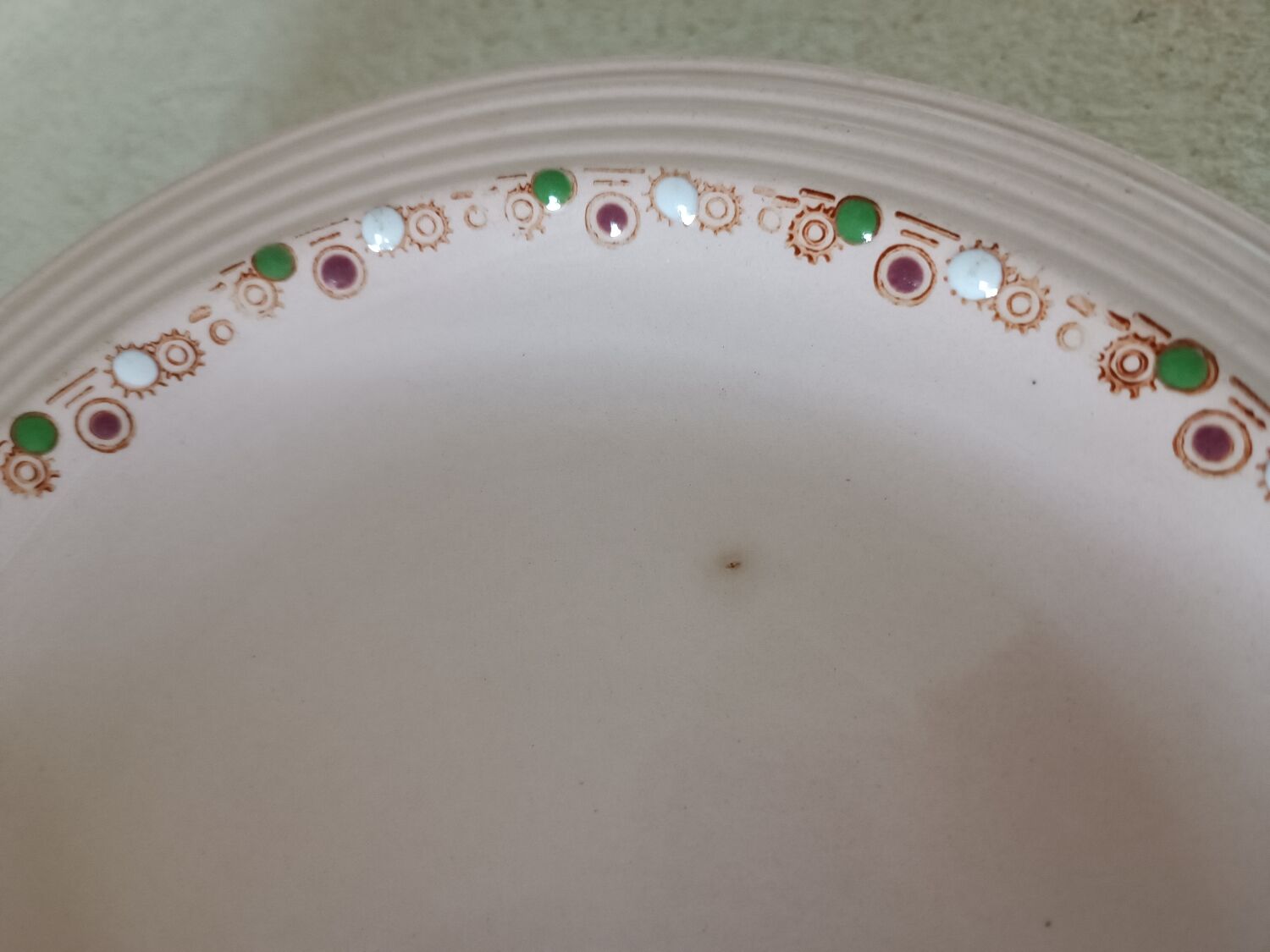 5 assiettes terre de fer Longwy