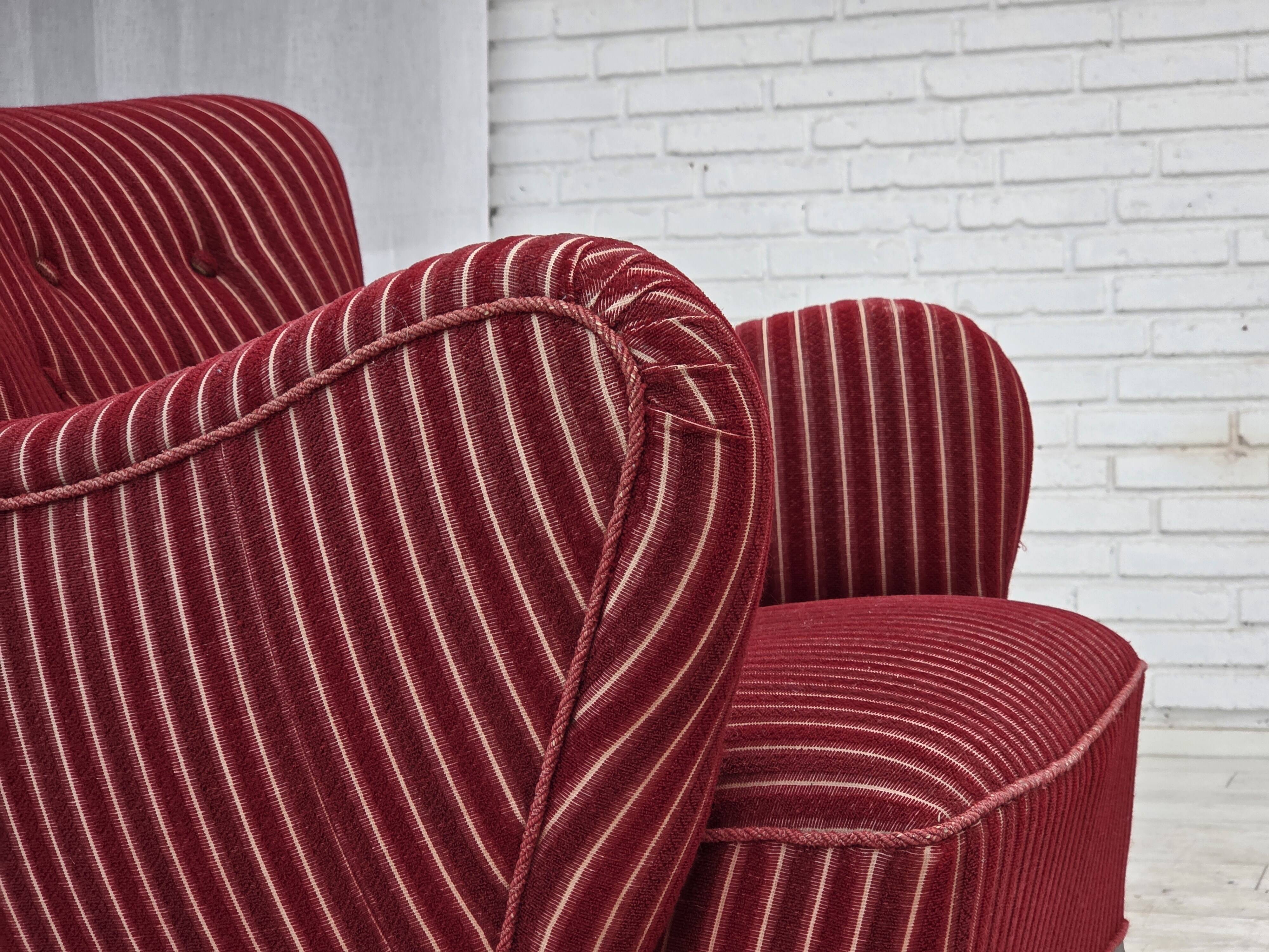 Fauteuil danois des années 1960, en laine de meuble rayée rouge, pieds en bois de chêne.