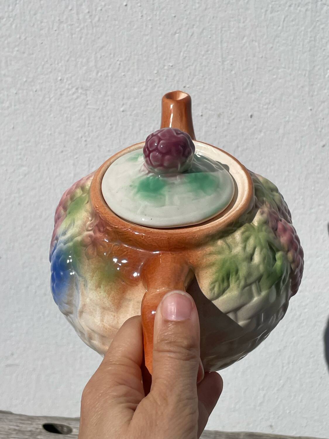 Théière en barbotine fruits, 1980