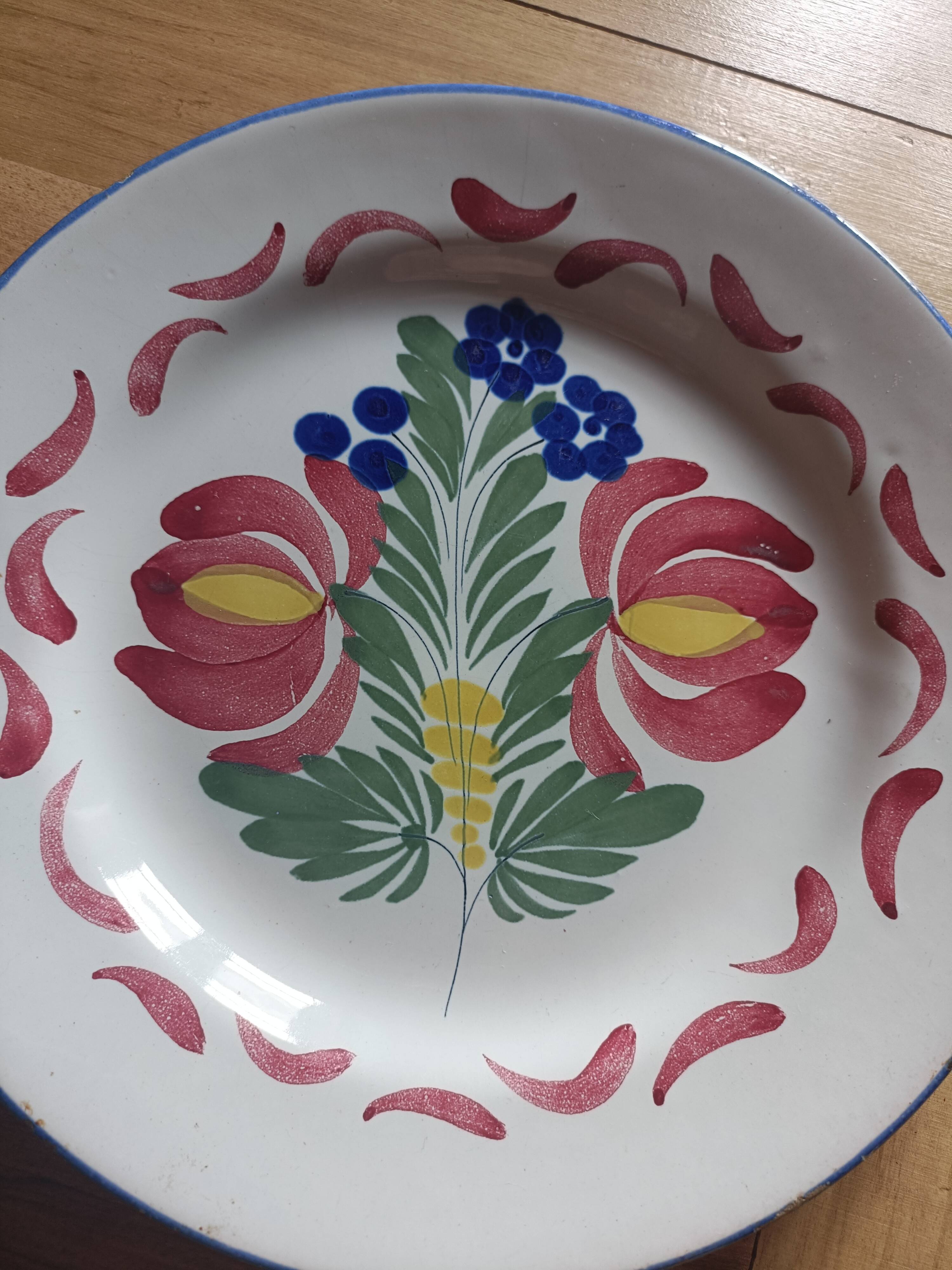 Assiette en faïence de l'Est