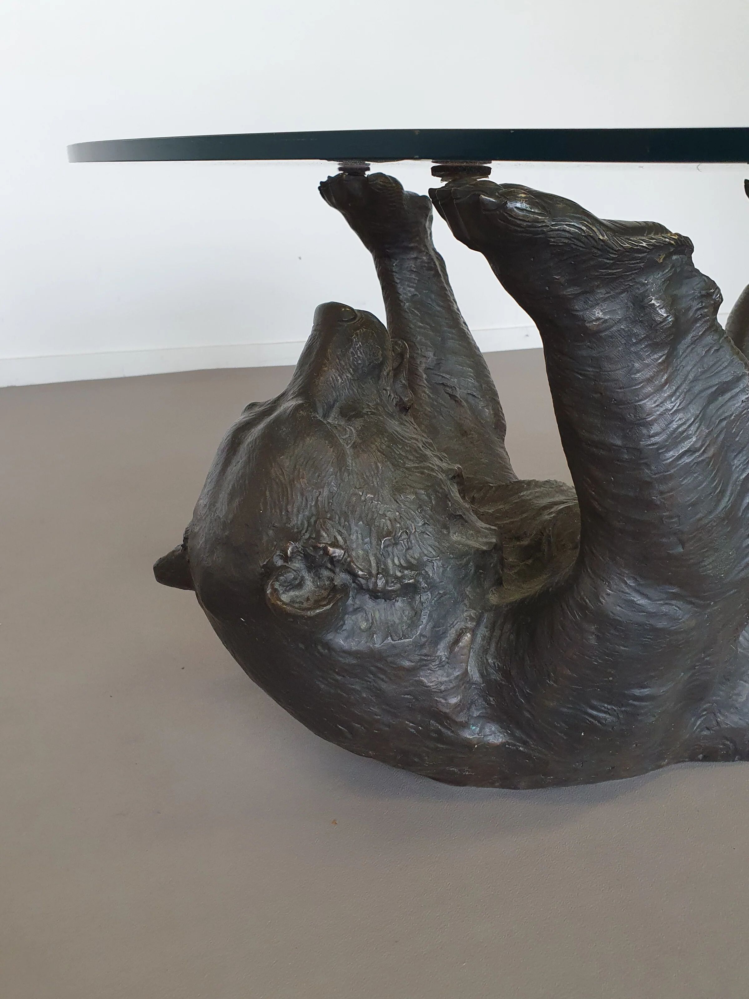 Cadre de table basse en bronze avec un ours finement détaillé.