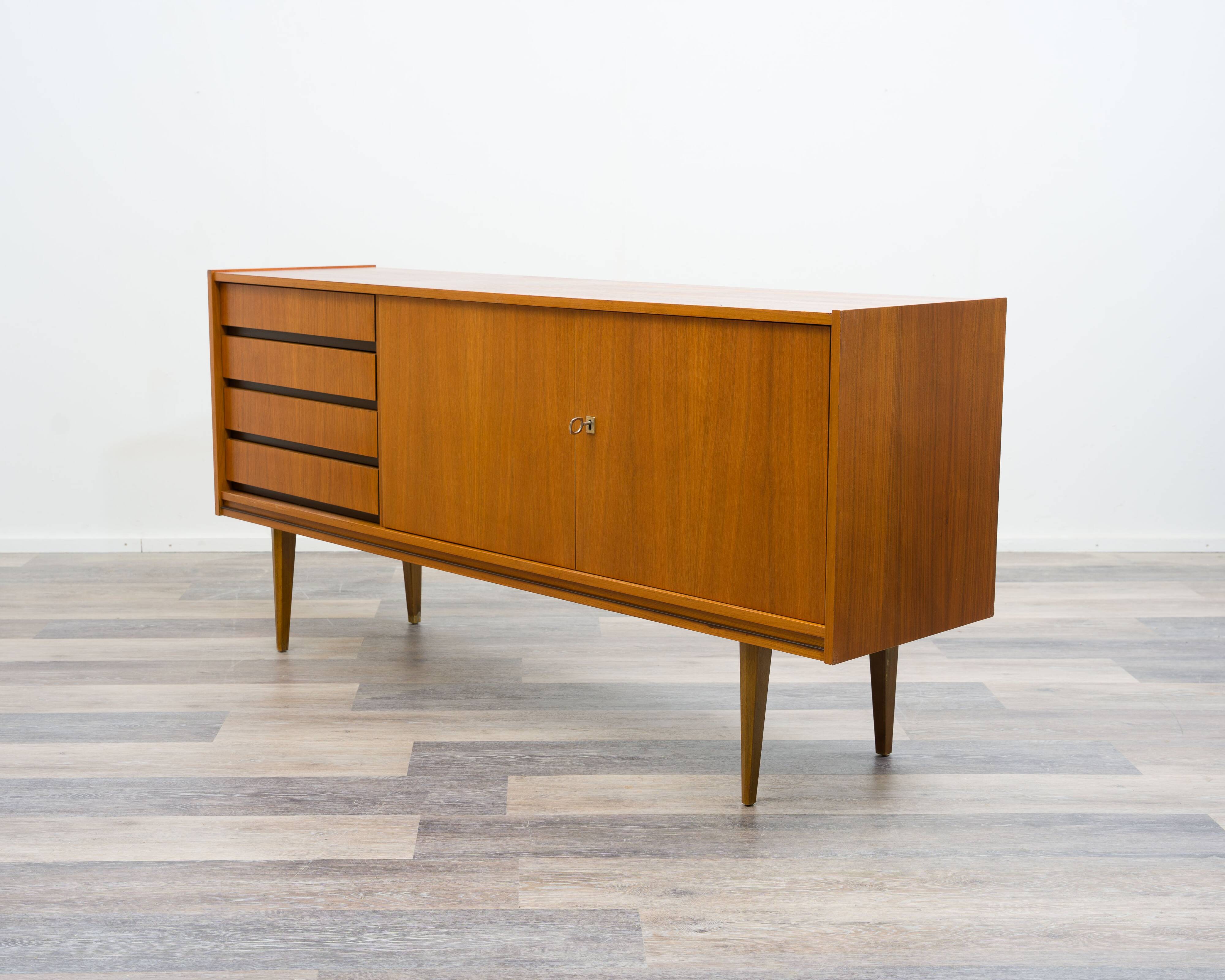 enfilade des années 60, de style scandinave classique