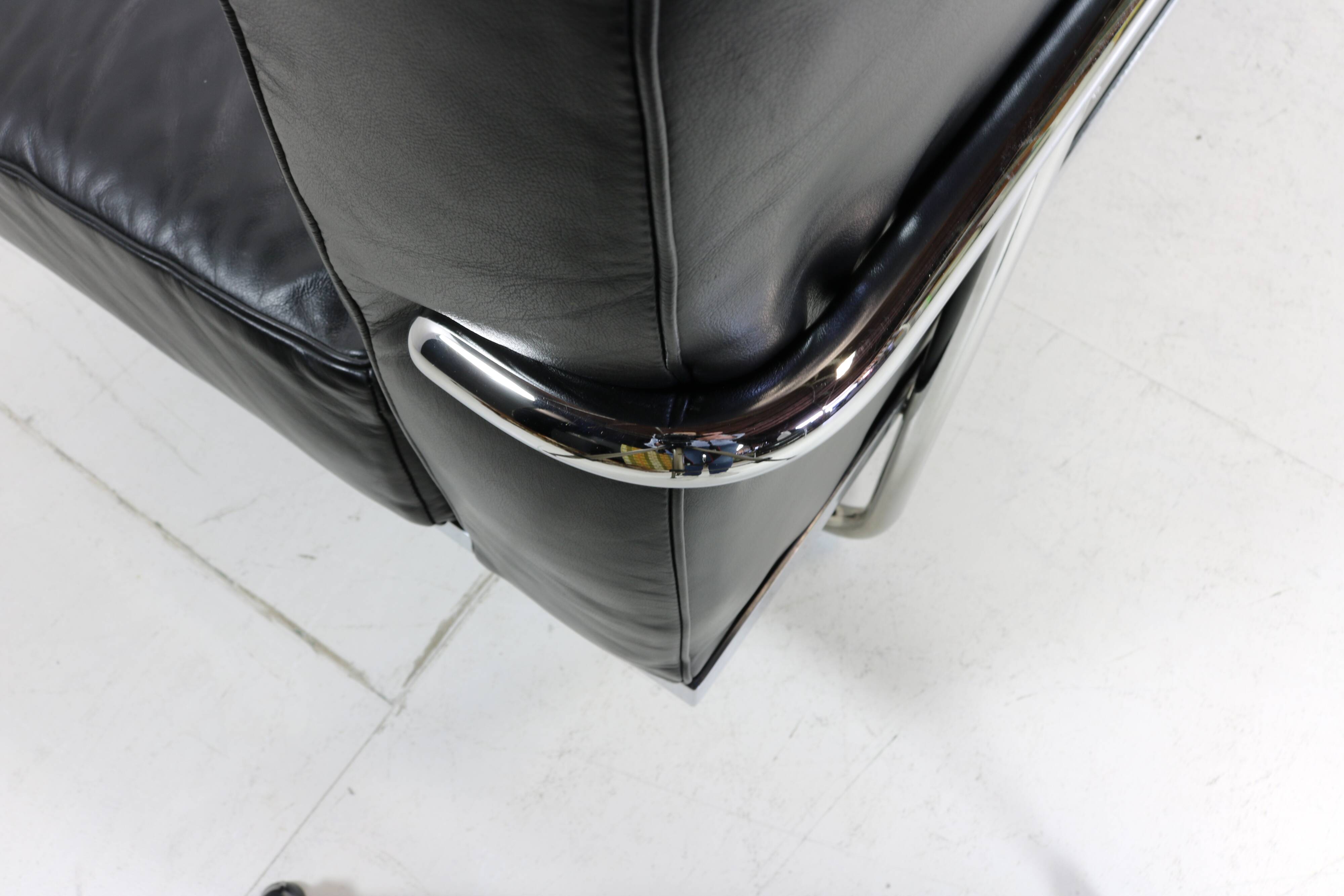 Beautiful designed black leather LC5 three seater sofa by Cassina