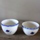 Un lot de deux tasses Digoin Faïence Fleurs bleu rouge jaune
