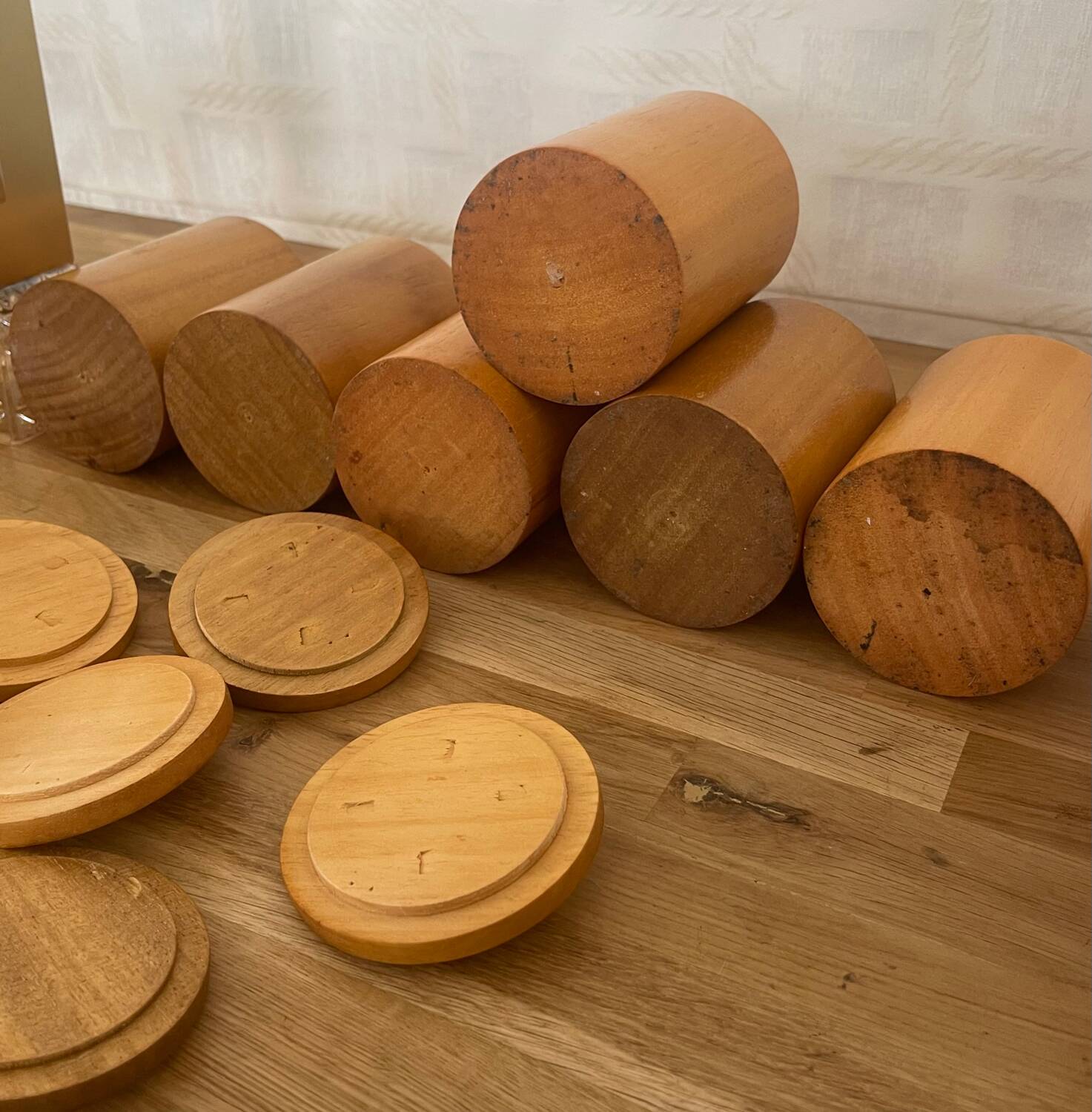 6 pots à épices en bois.