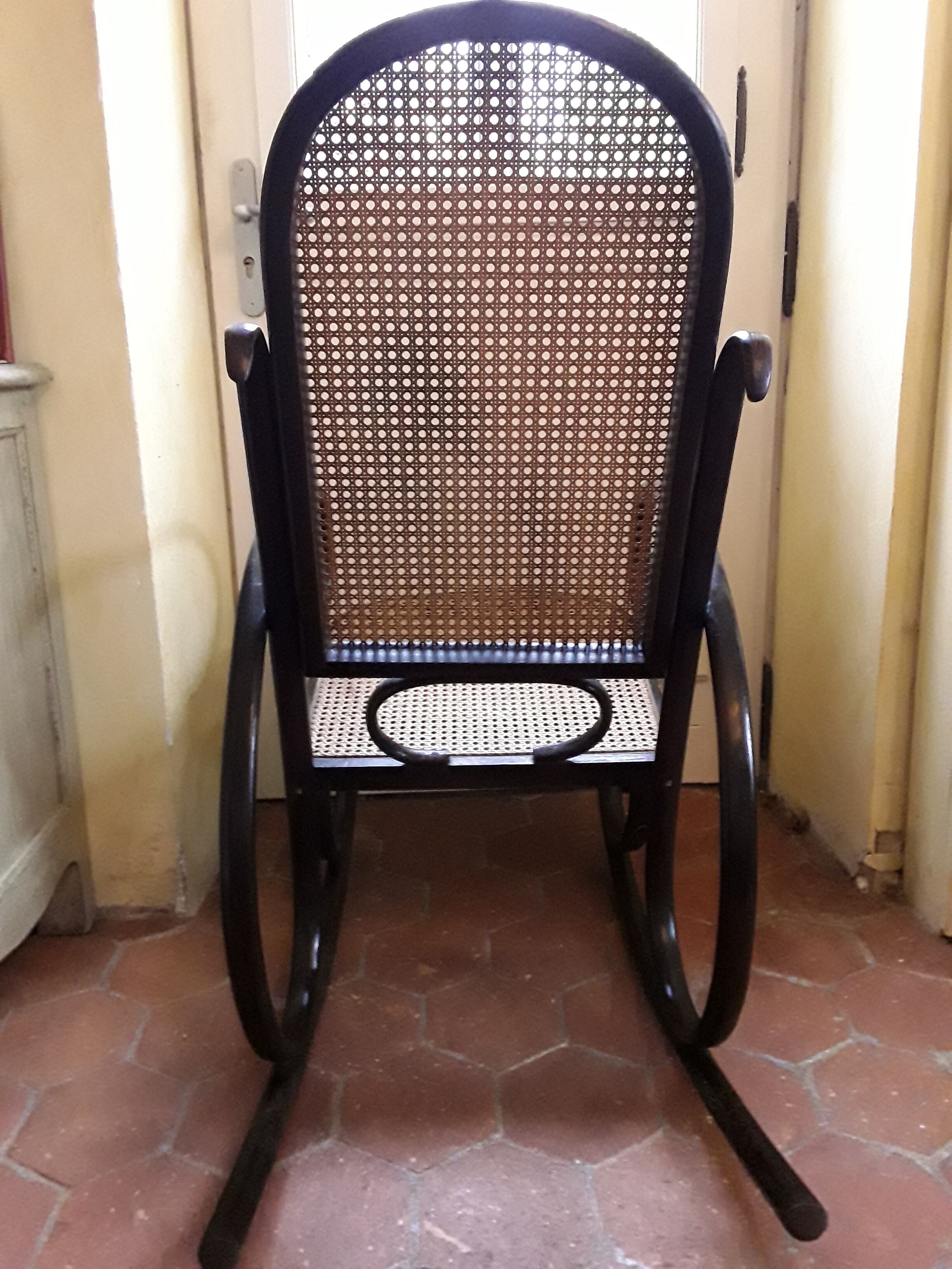 Vintage canneal rocking-chair