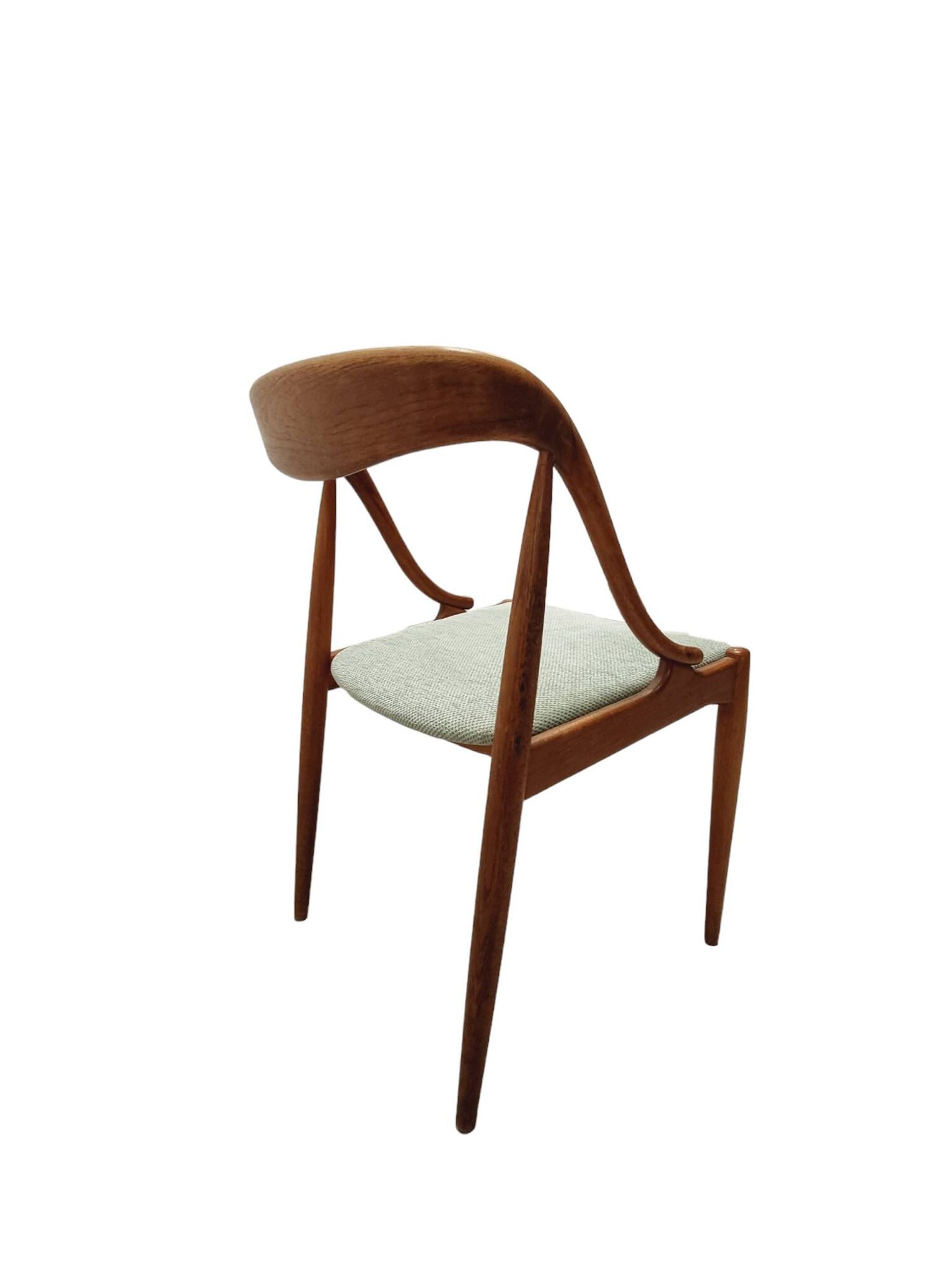 ENSEMBLE DE 6 JOHANNES ANDERSEN NO. 16 CHAISES À MANGER EN TECK ET VELOURS