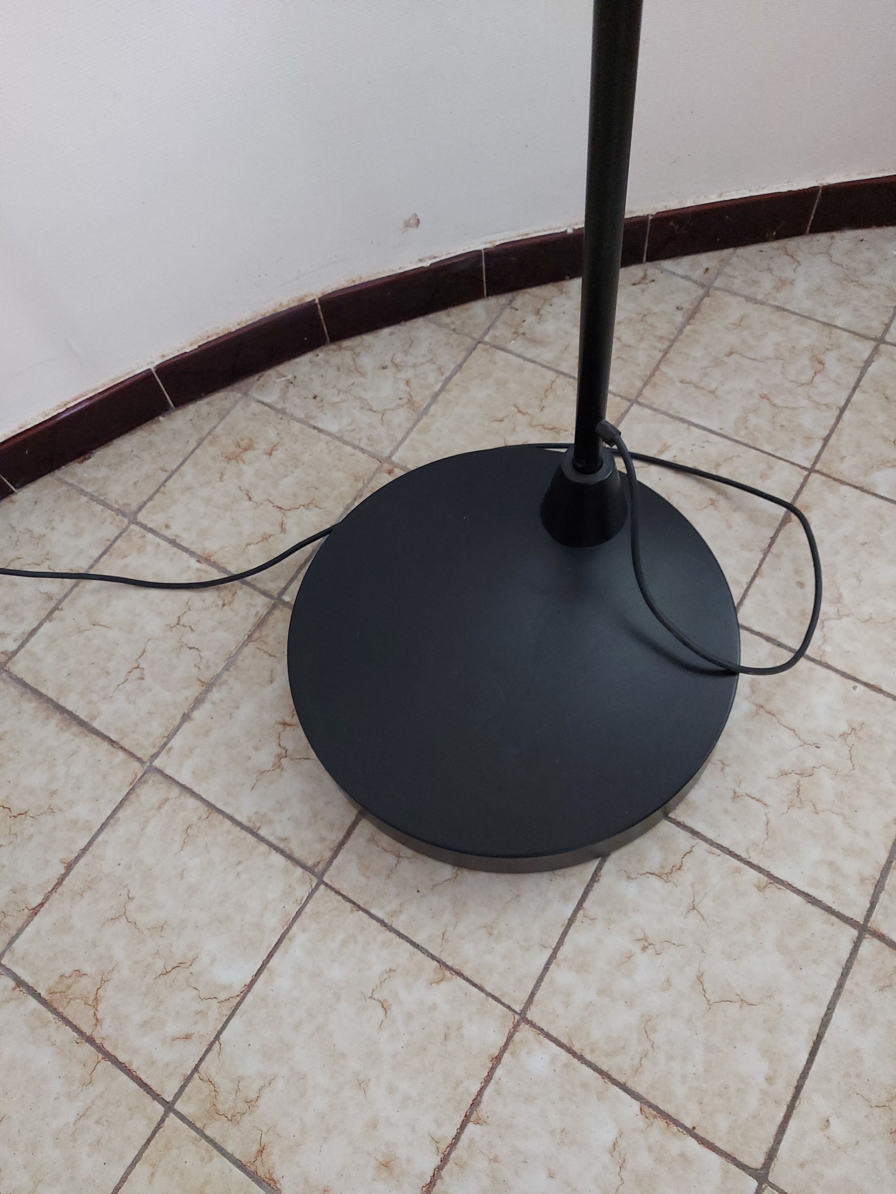 Lampadaire noir arqué Leonardo Marelli pour Estiluz vintage 1980'S