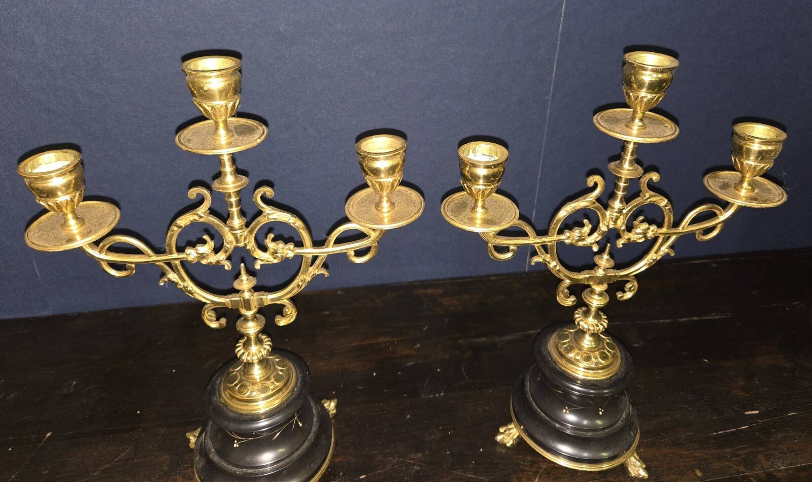 Elegant pair of three-light candelabra in gilded bronze.