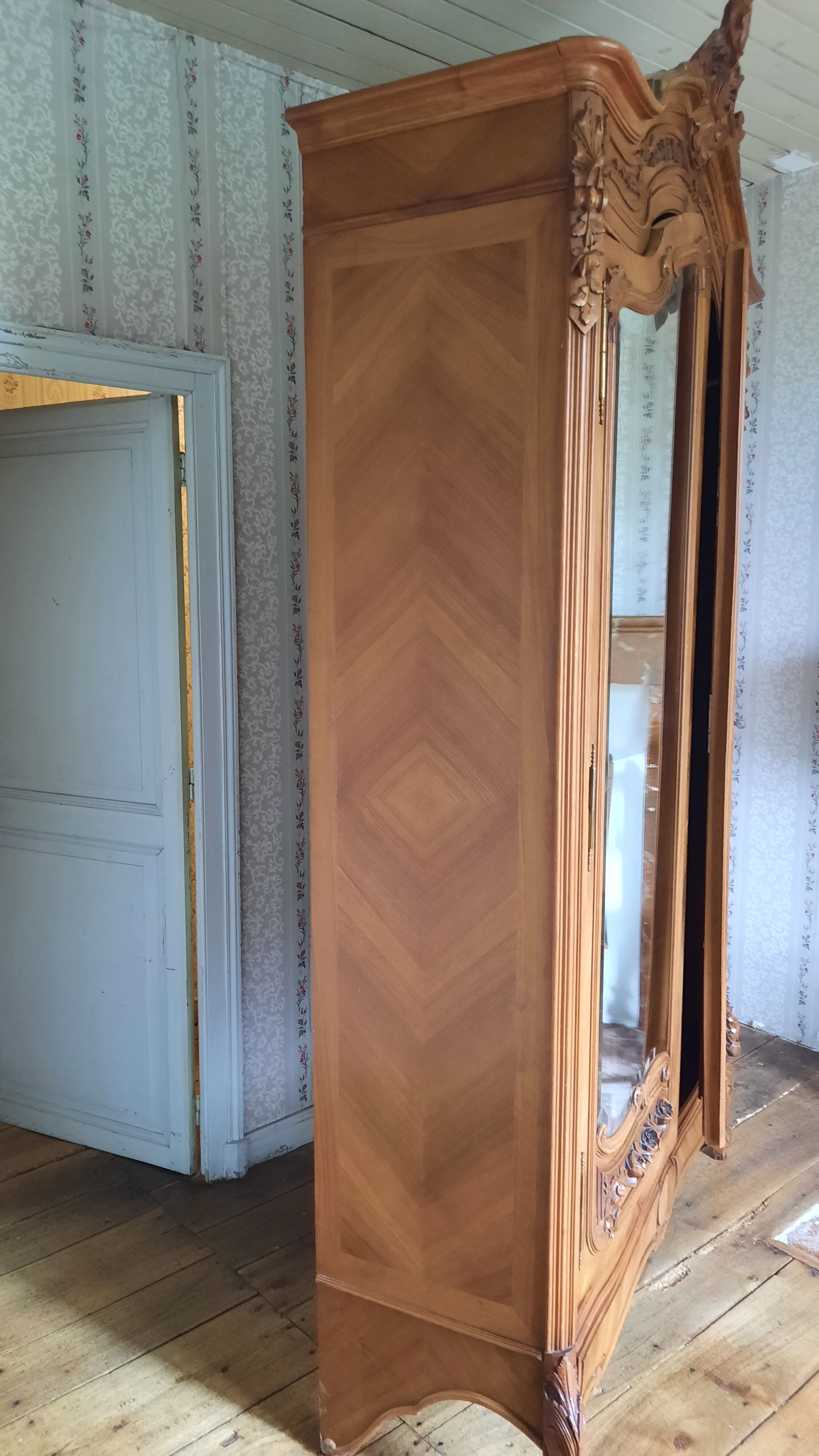Armoire style louis XV rocaille