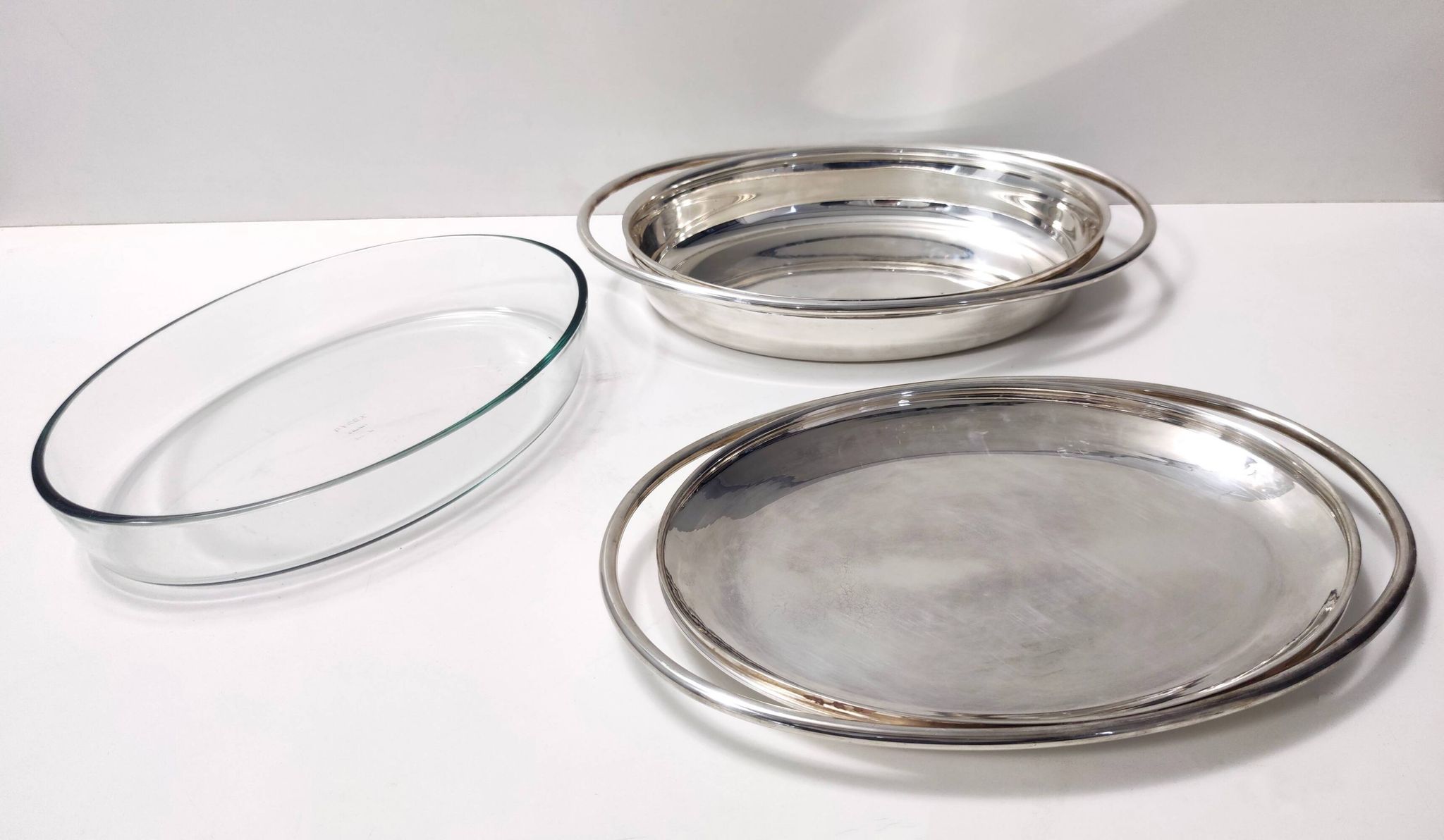 Plat à chevreuil en métal argenté avec cocotte en verre Pyrex de Sabattini, Italie