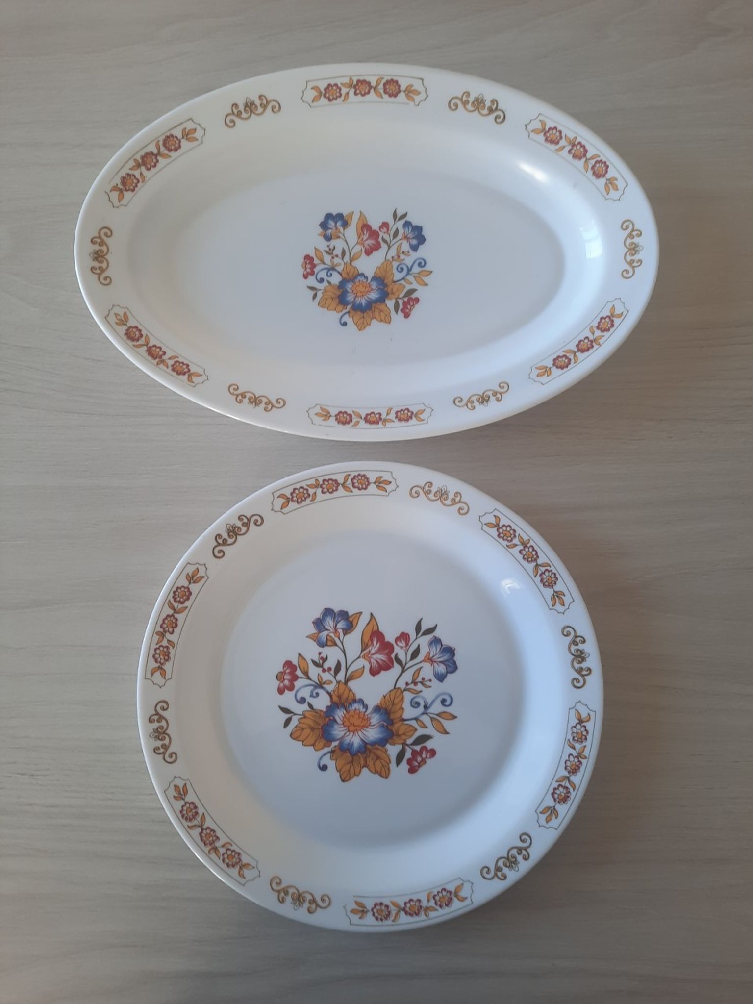 Set of 2 vintage dishes