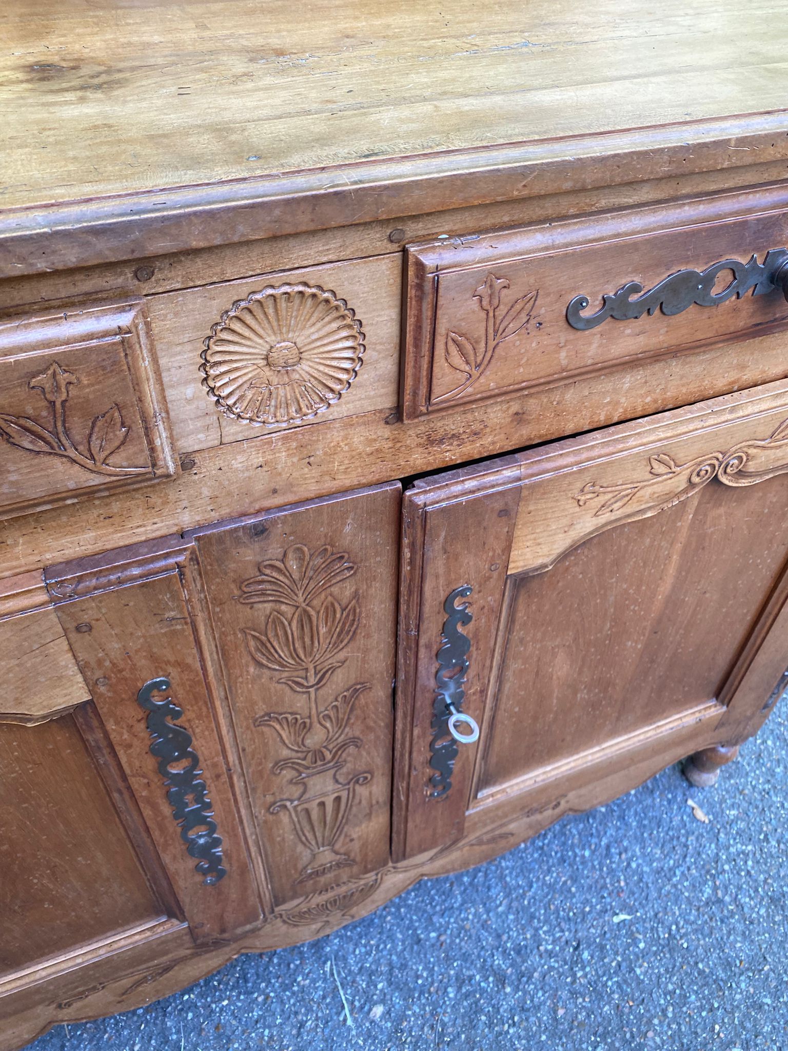 Louis XV buffet in light solid walnut from the 19th century.