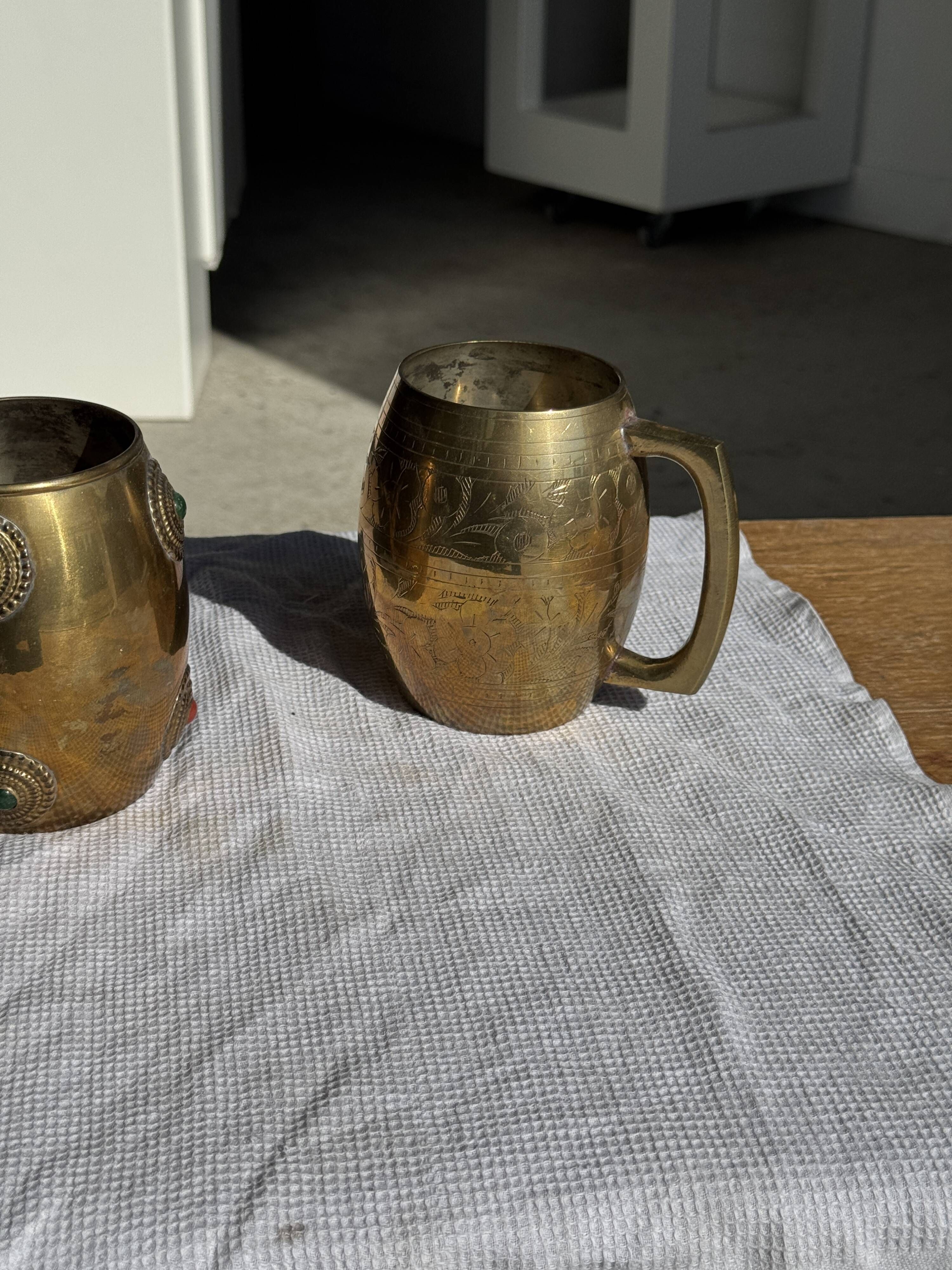 Indian mug in engraved gold metal with floral patterns H11