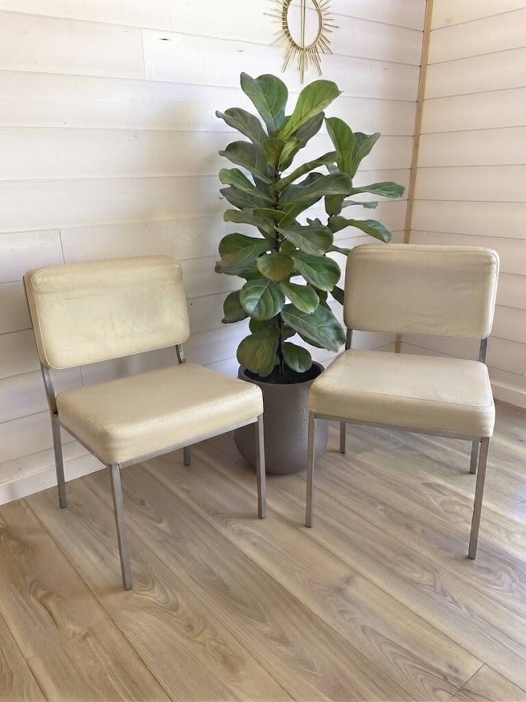 2 vintage chairs in white faux leather and chrome tube - Mid-Century 70s design