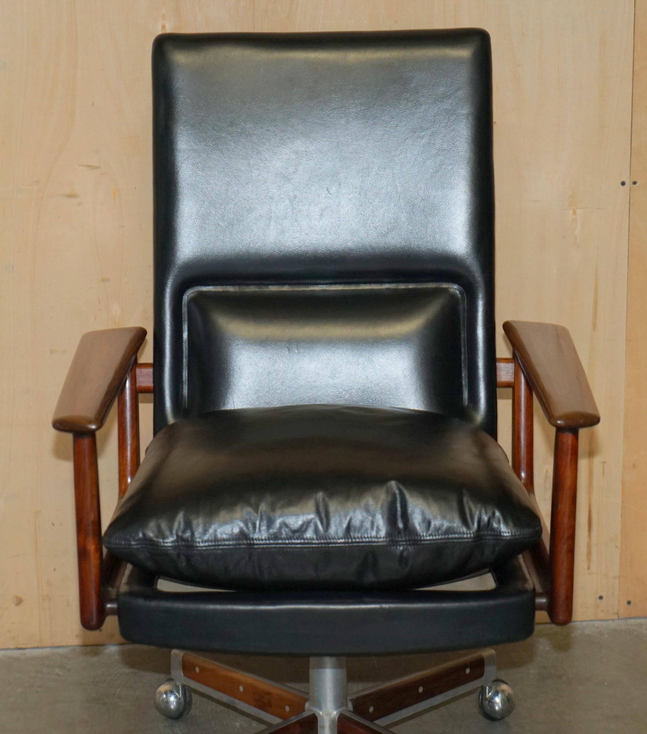 Executive office chair model 419 Arne Vodder for Sibast in hardwood and leather.