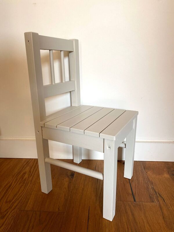 Chaise pour enfant en bois ancien
