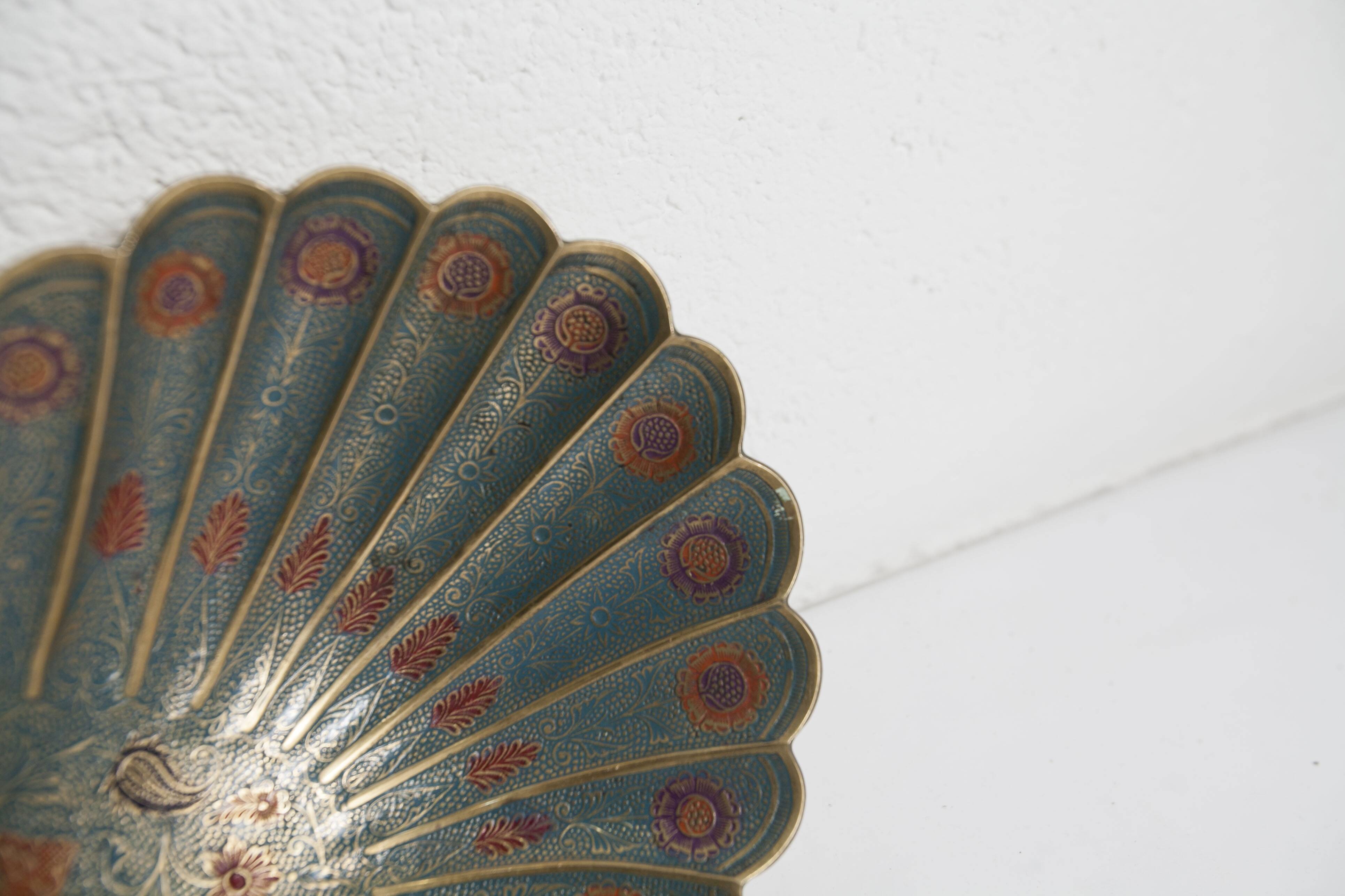 Shell cup in enameled brass