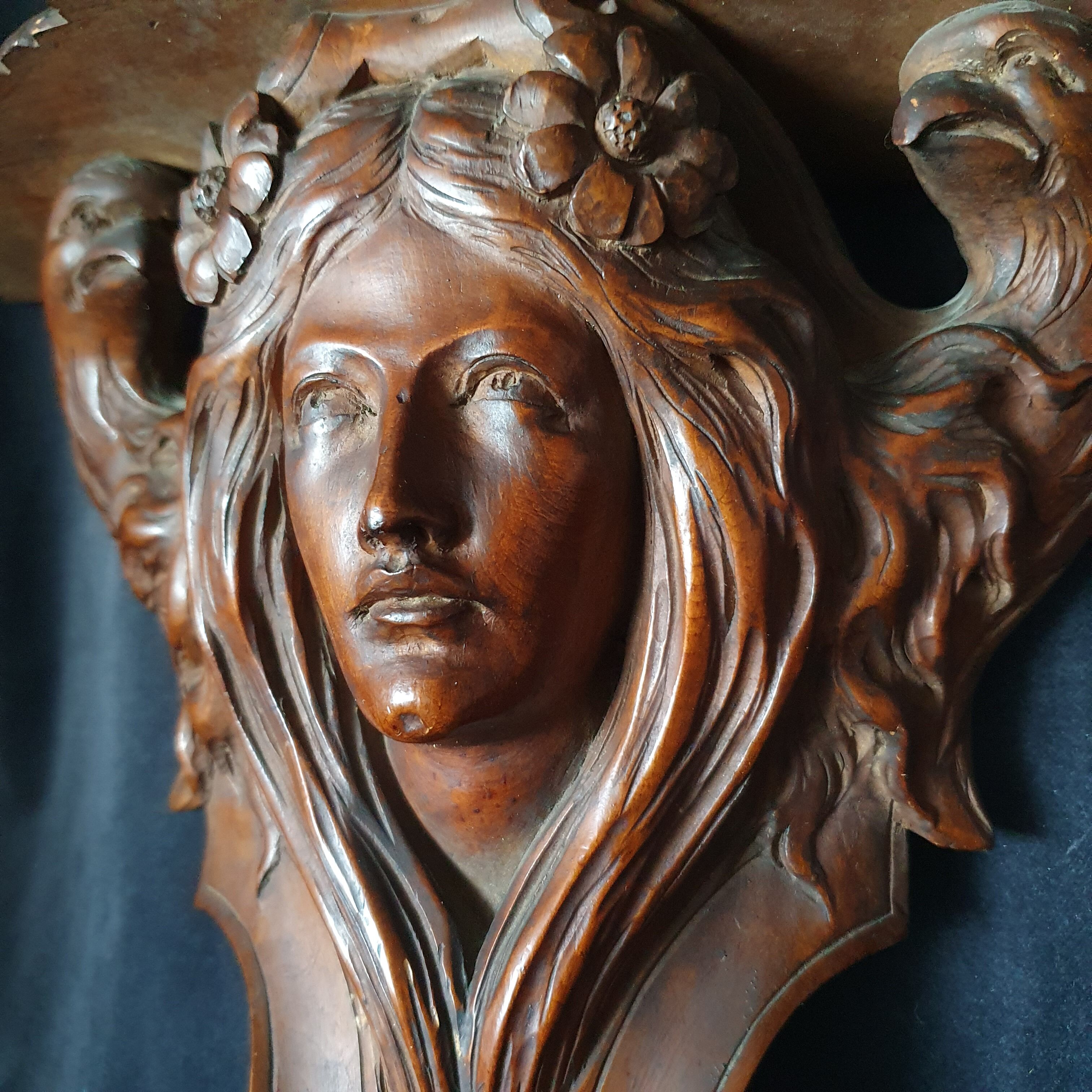 Paire d’étagères de mur d’art nouveau en bois