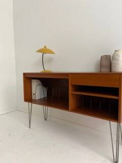meuble hifi vintage, vinyls ou cahiers A4