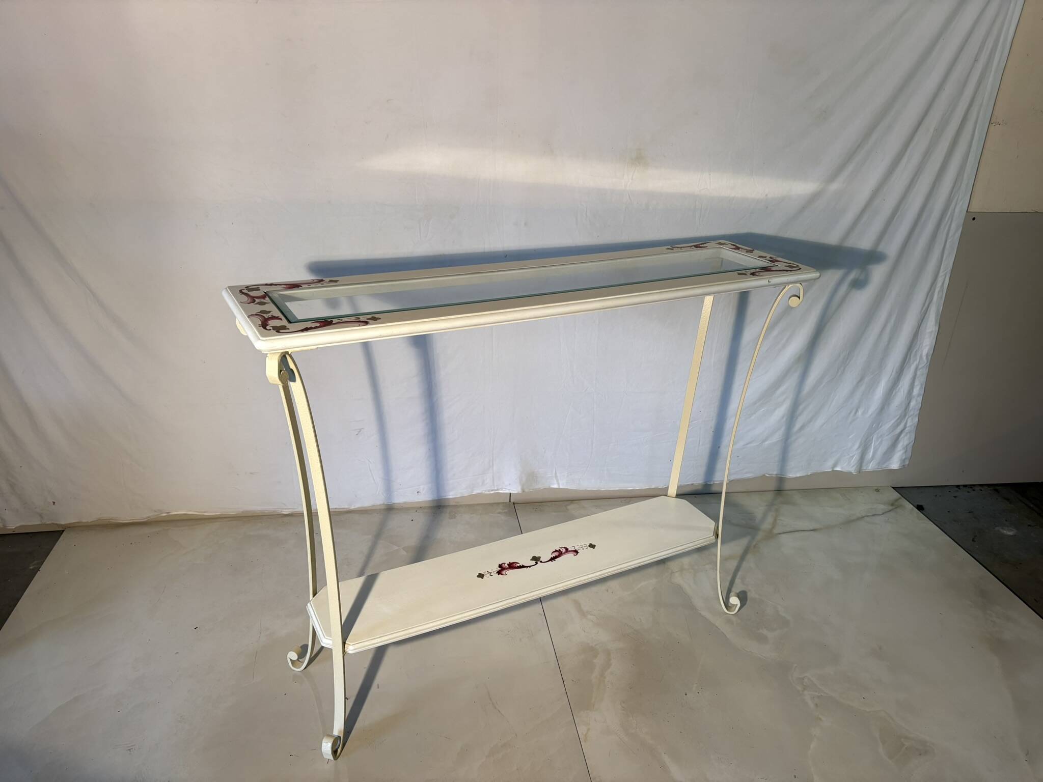 Console en fer forgé blanche à décor fleuri et plateau bois et verre