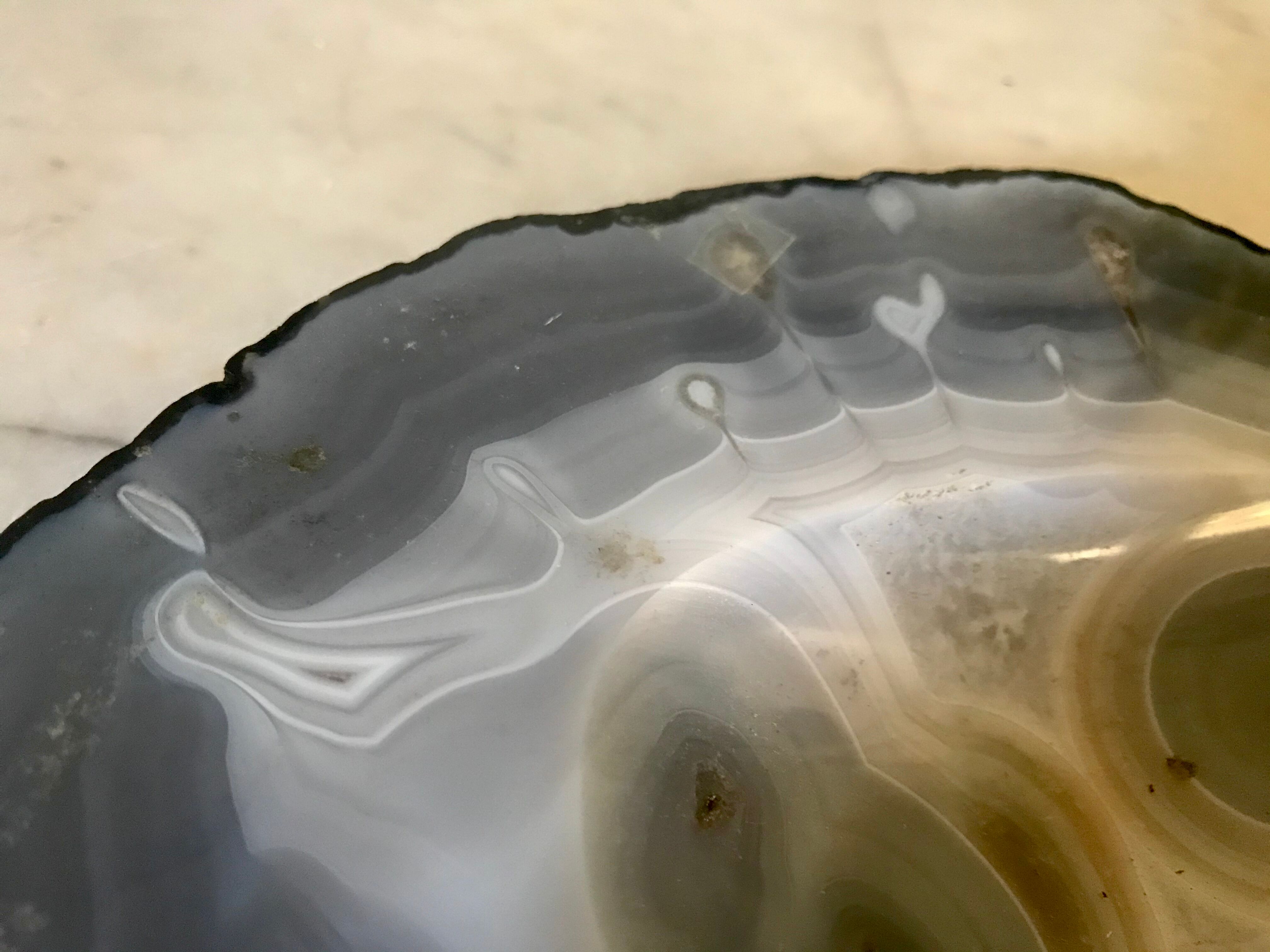 Empty pockets in agate