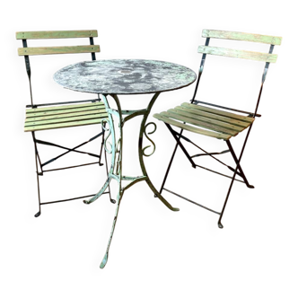 Vintage bistro set in wrought iron – 1930s table and folding chairs.