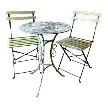 Vintage bistro set in wrought iron – 1930s table and folding chairs.