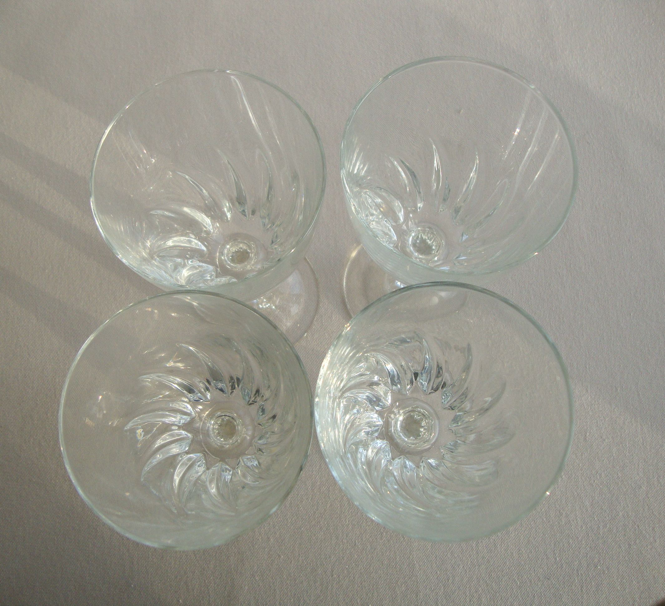 Suite of 12 glasses of wine 60s
