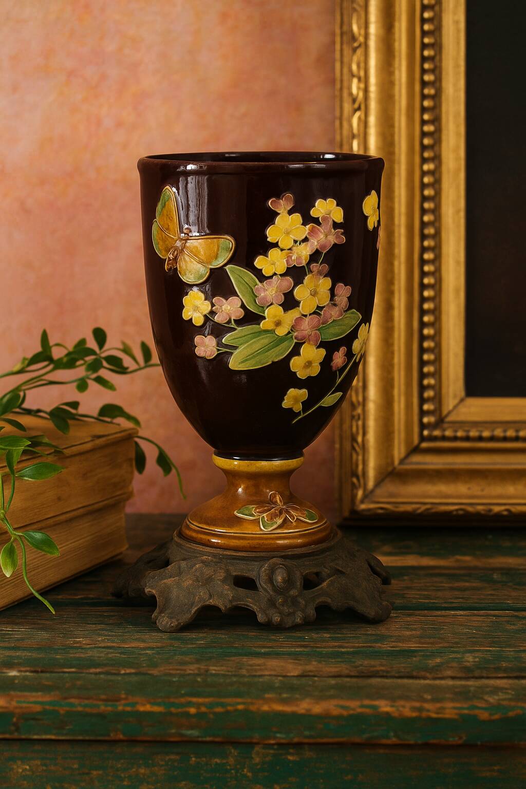 Vase en barbotine à décor de fleurs et papillons – Fin XIXe siècle – Monture