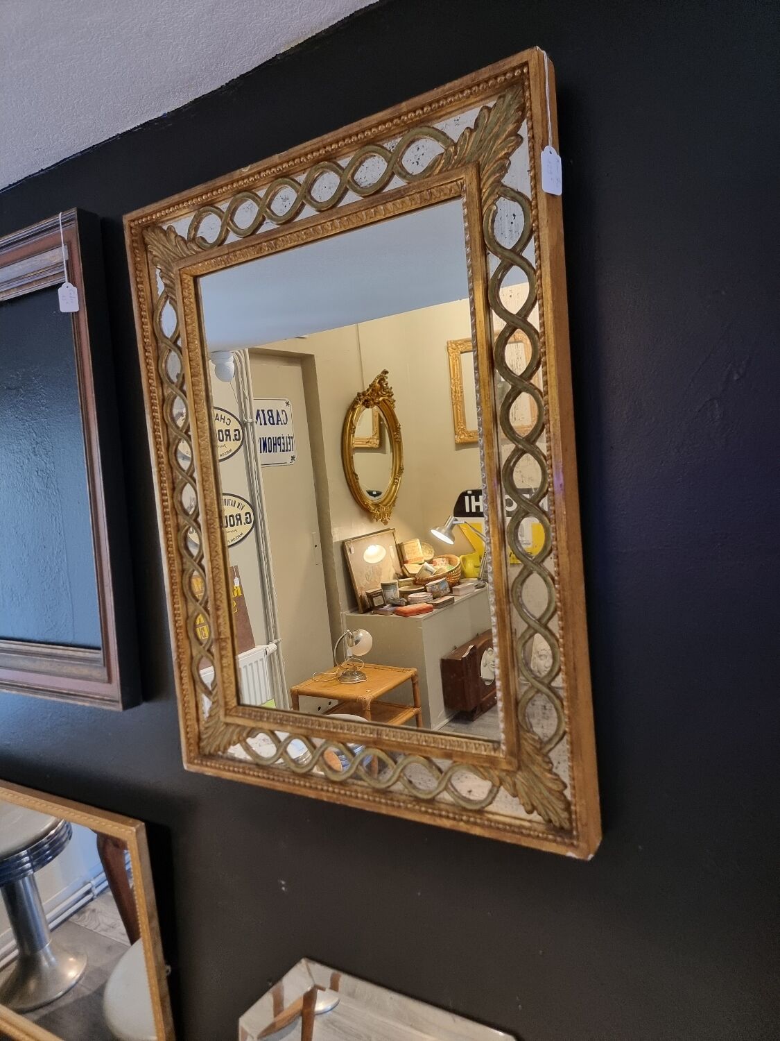 Mirror with parecloses