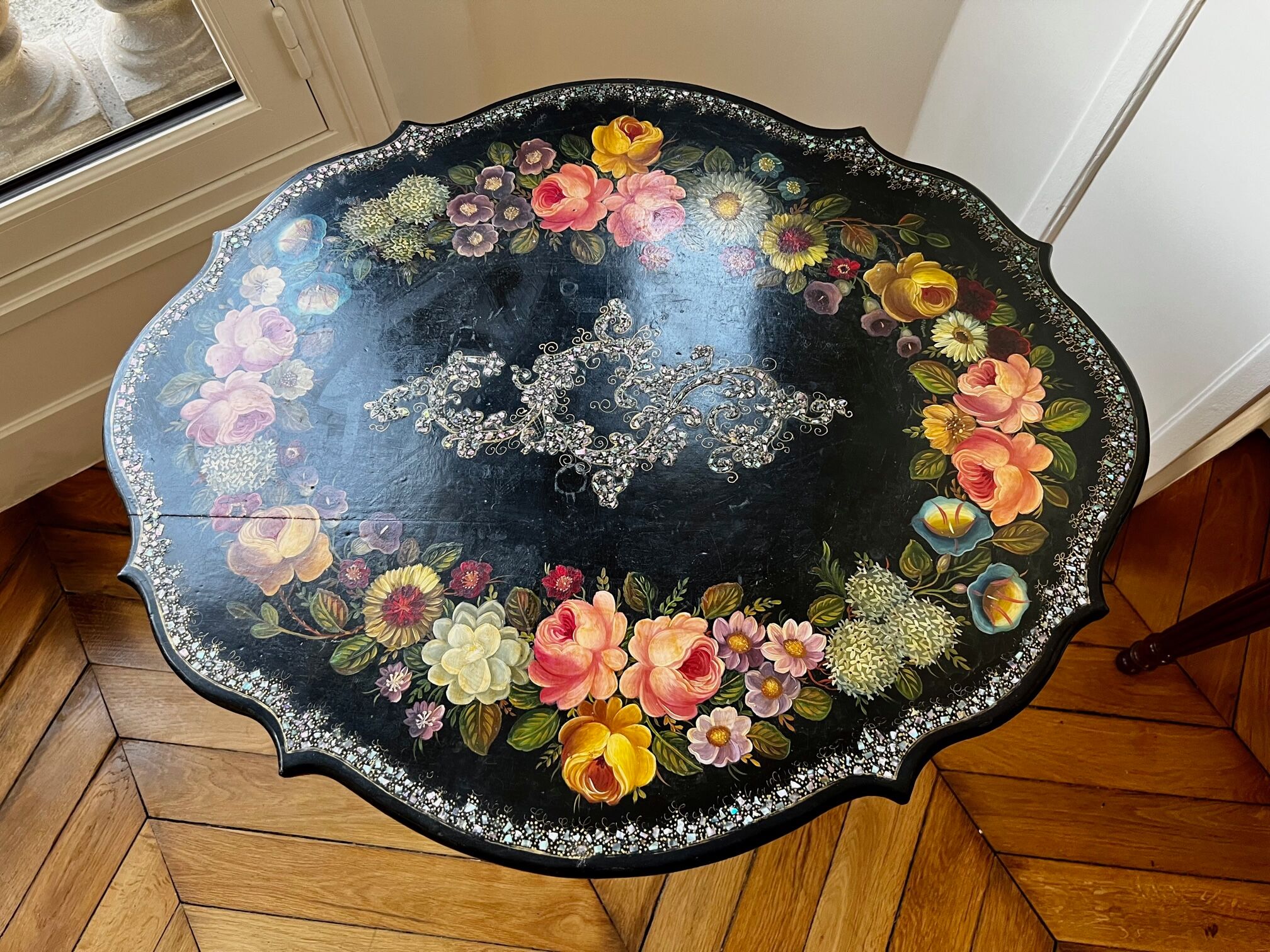 Gueridon bois laque noir Napoleon lll