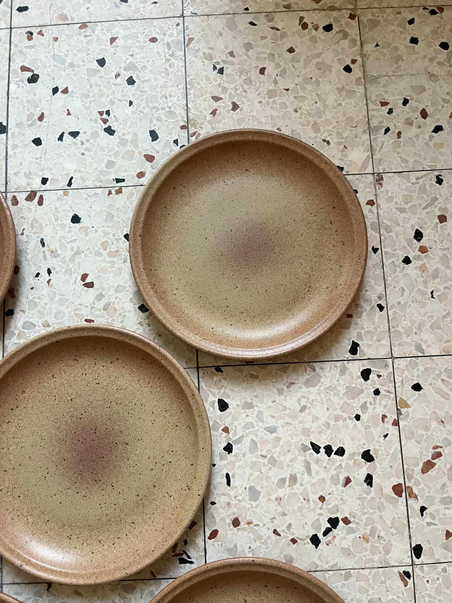 5 flat plates in stoneware