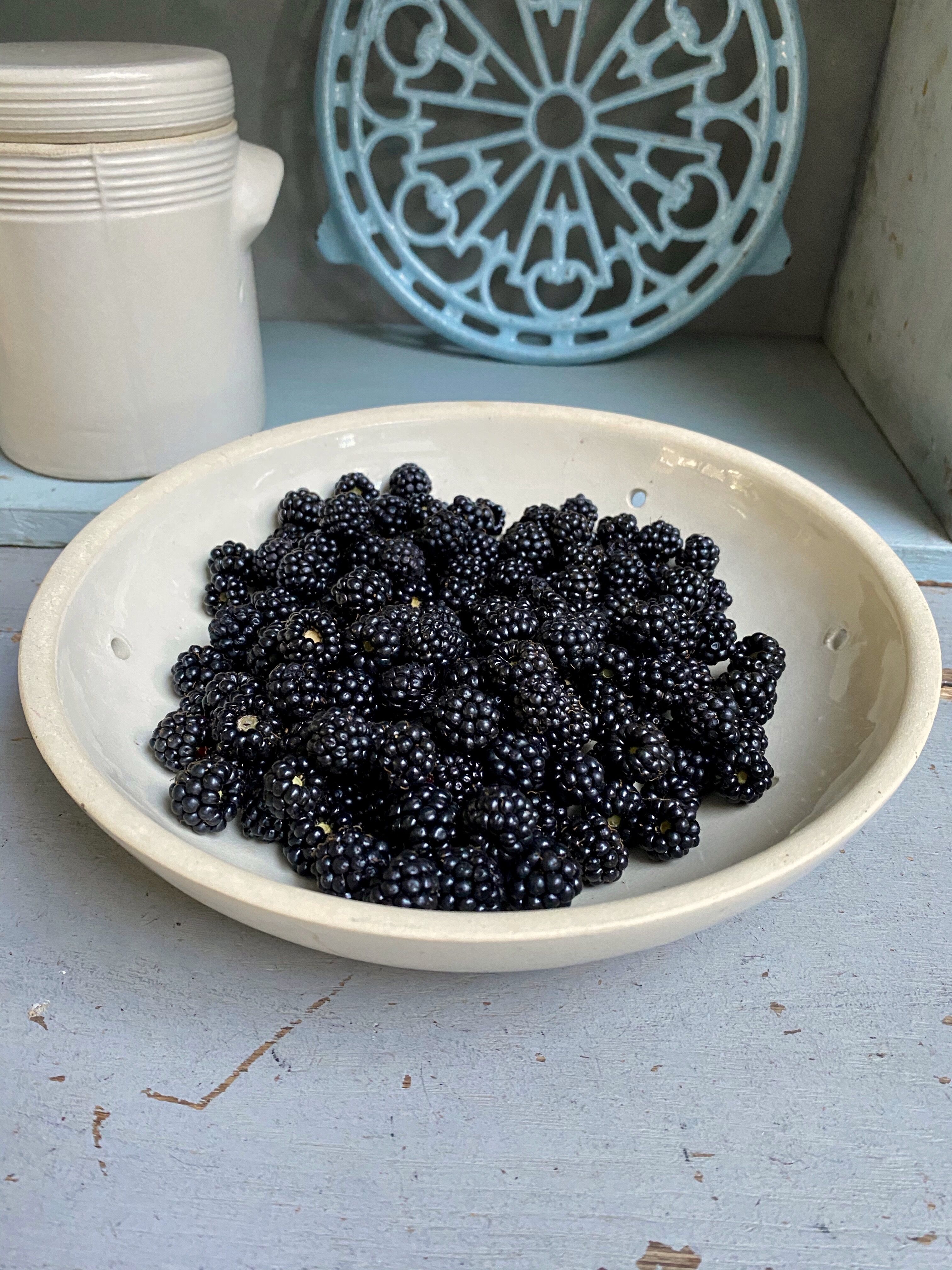 Fruit drainer in glazed stoneware