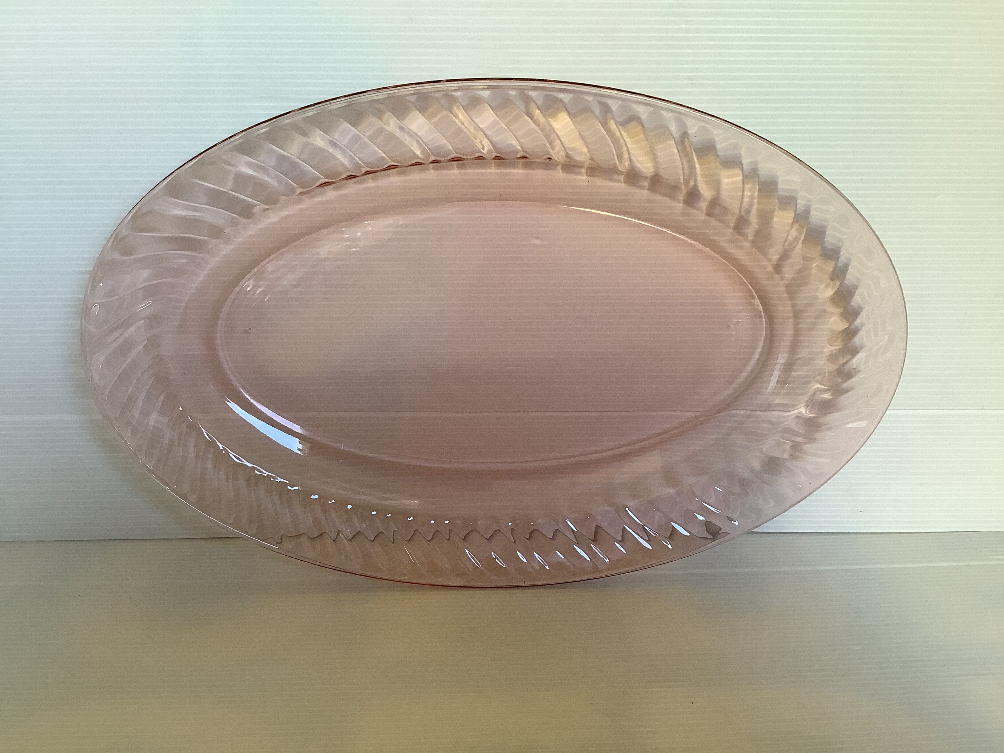 Oval pink glass plate model Rosaline Arcoroc