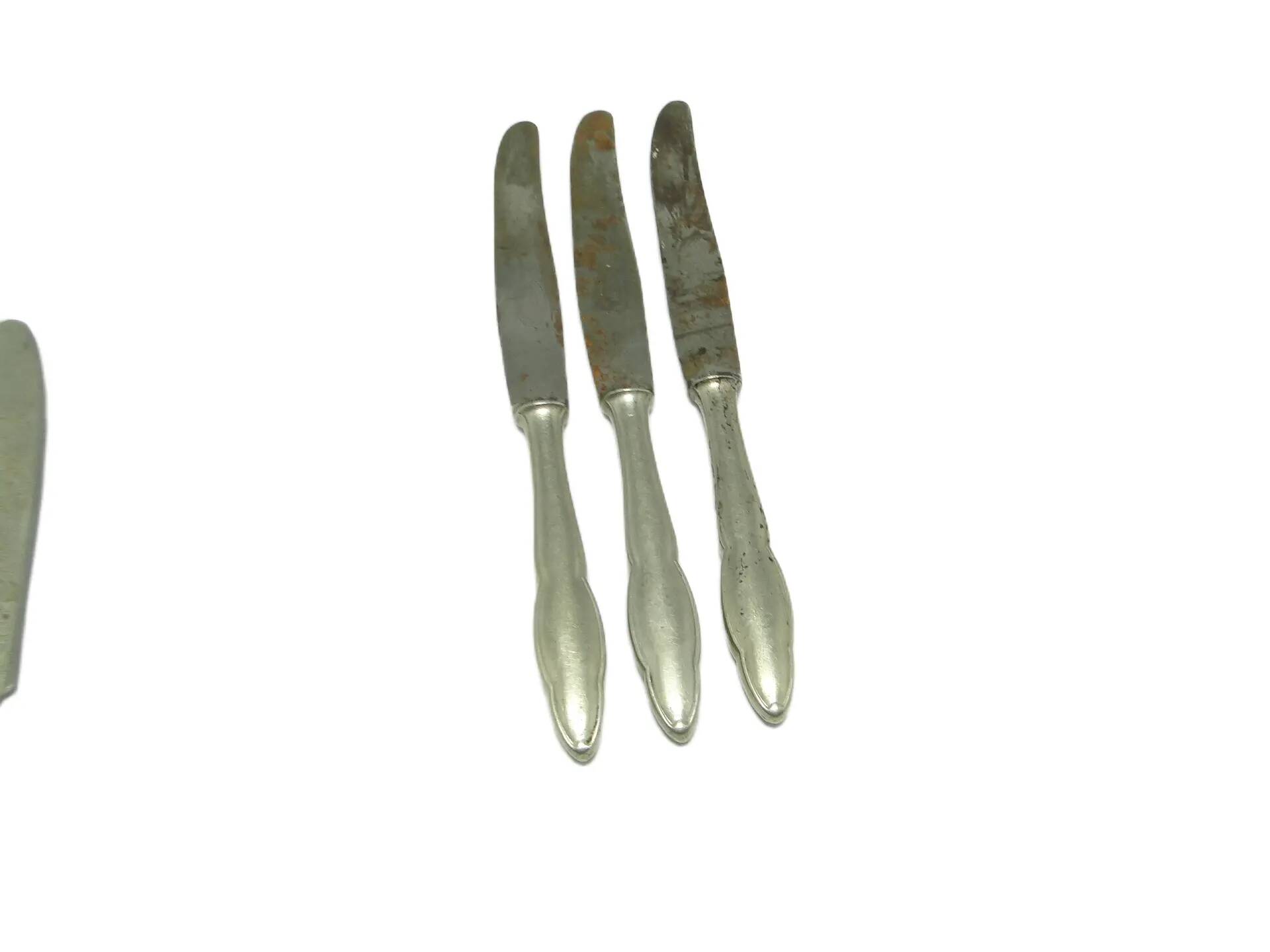 Ensemble de trois couteaux à pain, style mid-century modern, en laiton argenté, Pologne, années 1950.